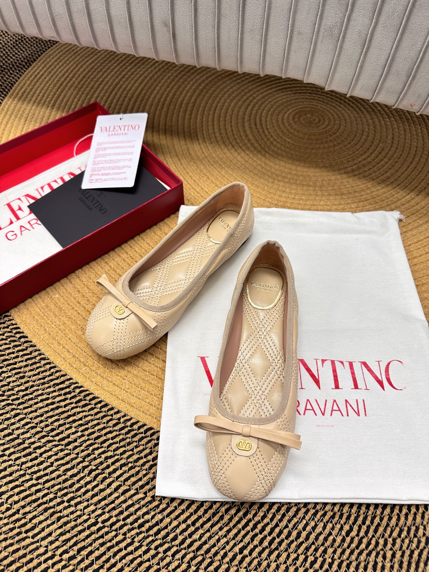 NO:263744,Top version - genuine leather sole VALENTINO GARAVANI VLOGO CUT-OUT 25 Early Spring Diamond Graphic Classic versatile Ballet Girls Shoes The latest series of counters, the highest version, the perfect details, the very eye-catching catwalk series launched, the popular rivet elements of V home, luxurious and gorgeous!  Various colors can be matched with beautiful clothing in spring and summer. Choose from many exquisite and durable choices. Copy it by genuine 11. The foot is very pedicure-like. The key is that it is very easy to control. It does not grind the feet and does not tickle the feet. Walking artifact, the last shape is completely compared to the counter. The details are perfect. Without the original version, you can't make such exquisiteness!   ●━━━━━━━──────────────────────────────────────────────────────────────────────────────────────────────────────────────────────────────────────────────────────────────────�19860909顶级版-真皮底VALENTINO GARAVANI VLOGO CUT-OUT 25早春菱格经典百搭爆款芭蕾舞女鞋 专柜最新系列 最高版本 细节完美 非常亮眼的走秀系列推出 V家火爆铆钉元素 奢华艳丽！各种颜色可搭配春夏的美丽服饰 选择多多精致耐看 按正品11复制 上脚非常修脚型 重点是很好非常好驾驭 不磨脚不累脚 行走神器,楦型完全对比专柜 细节完美 没有原版是做不出这样精致！  ●━━━━━━────── 面料顶级羊皮 ●━━━━━━────── 内里全粒面混种羊皮 ●━━━━━━────── 大底意大利真皮 ●━━━━━━────── 中底原版意大利进口材料 ●━━━━━━────── 配色【杏色】多色可选 ●━━━━━━────── 跟高平底 ●━━━━━━────── 配码35 -39（ 40 41 定做不退换） ●━━━━━━────── 包装专柜同步包装 ●━━━━━━─────,单鞋,valentino,sheepskin,Women's Shoes