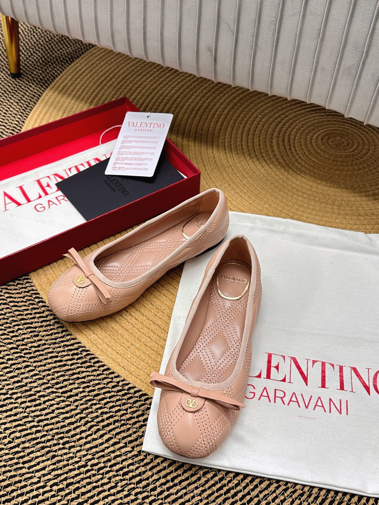 NO:263747,Top version - genuine leather sole VALENTINO GARAVANI VLOGO CUT-OUT 25 Early Spring Diamond Graphic Classic versatile Ballet Girls Shoes The latest series of counters, the highest version, the perfect details, the very eye-catching catwalk series launched, the popular rivet elements of V home, luxurious and gorgeous!  Various colors can be matched with beautiful clothing in spring and summer. Choose from many exquisite and durable choices. Copy it by genuine 11. The foot is very pedicure-like. The key is that it is very easy to control. It does not grind the feet and does not tickle the feet. Walking artifact, the last shape is completely compared to the counter. The details are perfect. Without the original version, you can't make such exquisiteness!   ●━━━━━━━──────────────────────────────────────────────────────────────────────────────────────────────────────────────────────────────────────────────────────────────────�19860909顶级版-真皮底VALENTINO GARAVANI VLOGO CUT-OUT 25早春菱格经典百搭爆款芭蕾舞女鞋 专柜最新系列 最高版本 细节完美 非常亮眼的走秀系列推出 V家火爆铆钉元素 奢华艳丽！各种颜色可搭配春夏的美丽服饰 选择多多精致耐看 按正品11复制 上脚非常修脚型 重点是很好非常好驾驭 不磨脚不累脚 行走神器,楦型完全对比专柜 细节完美 没有原版是做不出这样精致！  ●━━━━━━────── 面料顶级羊皮 ●━━━━━━────── 内里全粒面混种羊皮 ●━━━━━━────── 大底意大利真皮 ●━━━━━━────── 中底原版意大利进口材料 ●━━━━━━────── 配色【粉色】多色可选 ●━━━━━━────── 跟高平底 ●━━━━━━────── 配码35 -39（ 40 41 定做不退换） ●━━━━━━────── 包装专柜同步包装 ●━━━━━━─────,单鞋,valentino,sheepskin,Women's Shoes