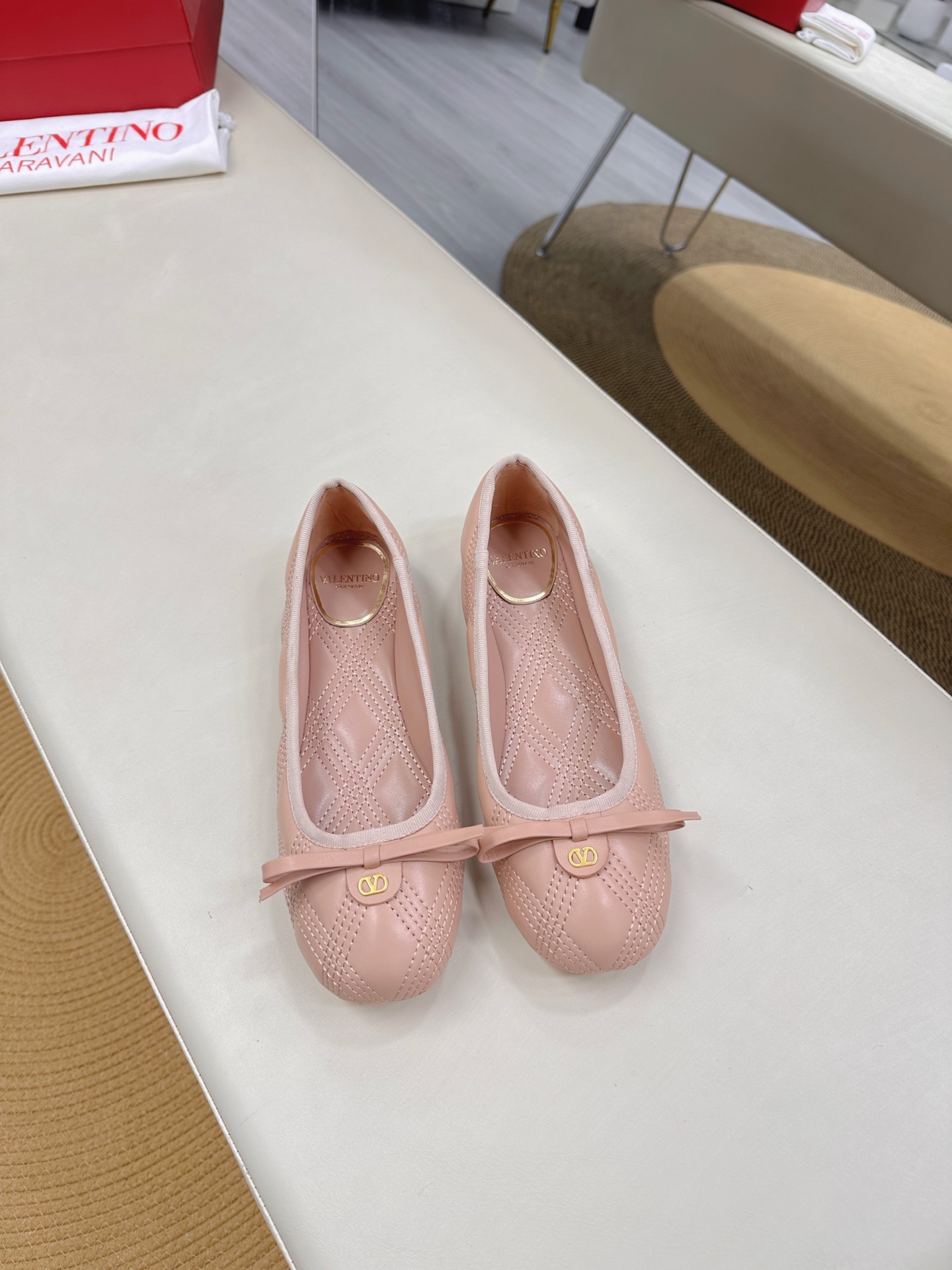 NO:391557,Top version - genuine leather sole VALENTINO GARAVANI VLOGO CUT-OUT 25 Early Spring Diamond Graphic Classic versatile Ballet Girls Shoes The latest series of counters, the highest version, the perfect details, the very eye-catching catwalk series launched, the popular rivet elements of V home, luxurious and gorgeous!  Various colors can be matched with beautiful clothing in spring and summer. Choose from many exquisite and durable choices. Copy it by genuine 11. The foot is very pedicure-like. The key is that it is very easy to control. It does not grind the feet and does not tickle the feet. Walking artifact, the last shape is completely compared to the counter. The details are perfect. Without the original version, you can't make such exquisiteness!   ●━━━━━━━──────────────────────────────────────────────────────────────────────────────────────────────────────────────────────────────────────────────────────────────────�19860909顶级版-真皮底VALENTINO GARAVANI VLOGO CUT-OUT 25早春菱格经典百搭爆款芭蕾舞女鞋 专柜最新系列 最高版本 细节完美 非常亮眼的走秀系列推出 V家火爆铆钉元素 奢华艳丽！各种颜色可搭配春夏的美丽服饰 选择多多精致耐看 按正品11复制 上脚非常修脚型 重点是很好非常好驾驭 不磨脚不累脚 行走神器,楦型完全对比专柜 细节完美 没有原版是做不出这样精致！  ●━━━━━━────── 面料顶级羊皮 ●━━━━━━────── 内里全粒面混种羊皮 ●━━━━━━────── 大底意大利真皮 ●━━━━━━────── 中底原版意大利进口材料 ●━━━━━━────── 配色【粉色】多色可选 ●━━━━━━────── 跟高平底 ●━━━━━━────── 配码35 -39（ 40 41 定做不退换） ●━━━━━━────── 包装专柜同步包装 ●━━━━━━─────,芭蕾舞鞋,valentino,sheepskin,Women's Shoes