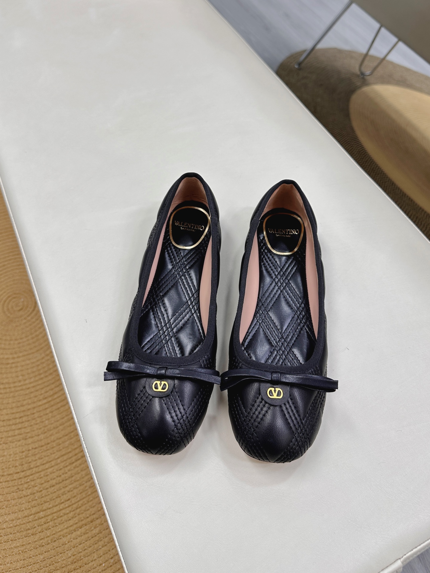 NO:391563,Top version - genuine leather sole VALENTINO GARAVANI VLOGO CUT-OUT 25 Early Spring Diamond Graphic Classic versatile Ballet Girls Shoes The latest series of counters, the highest version, the perfect details, the very eye-catching catwalk series launched, the popular rivet elements of V home, luxurious and gorgeous!  Various colors can be matched with beautiful clothing in spring and summer. Choose from many exquisite and durable choices. Copy it by genuine 11. The foot is very pedicure-like. The key is that it is very easy to control. It does not grind the feet and does not tickle the feet. Walking artifact, the last shape is completely compared to the counter. The details are perfect. Without the original version, you can't make such exquisiteness!   ●━━━━━━━──────────────────────────────────────────────────────────────────────────────────────────────────────────────────────────────────────────────────────────────────�19860909顶级版-真皮底VALENTINO GARAVANI VLOGO CUT-OUT 25早春菱格经典百搭爆款芭蕾舞女鞋 专柜最新系列 最高版本 细节完美 非常亮眼的走秀系列推出 V家火爆铆钉元素 奢华艳丽！各种颜色可搭配春夏的美丽服饰 选择多多精致耐看 按正品11复制 上脚非常修脚型 重点是很好非常好驾驭 不磨脚不累脚 行走神器,楦型完全对比专柜 细节完美 没有原版是做不出这样精致！  ●━━━━━━────── 面料顶级羊皮 ●━━━━━━────── 内里全粒面混种羊皮 ●━━━━━━────── 大底意大利真皮 ●━━━━━━────── 中底原版意大利进口材料 ●━━━━━━────── 配色【黑色】多色可选 ●━━━━━━────── 跟高平底 ●━━━━━━────── 配码35 -39（ 40 41 定做不退换） ●━━━━━━────── 包装专柜同步包装 ●━━━━━━─────,芭蕾舞鞋,valentino,sheepskin,Women's Shoes