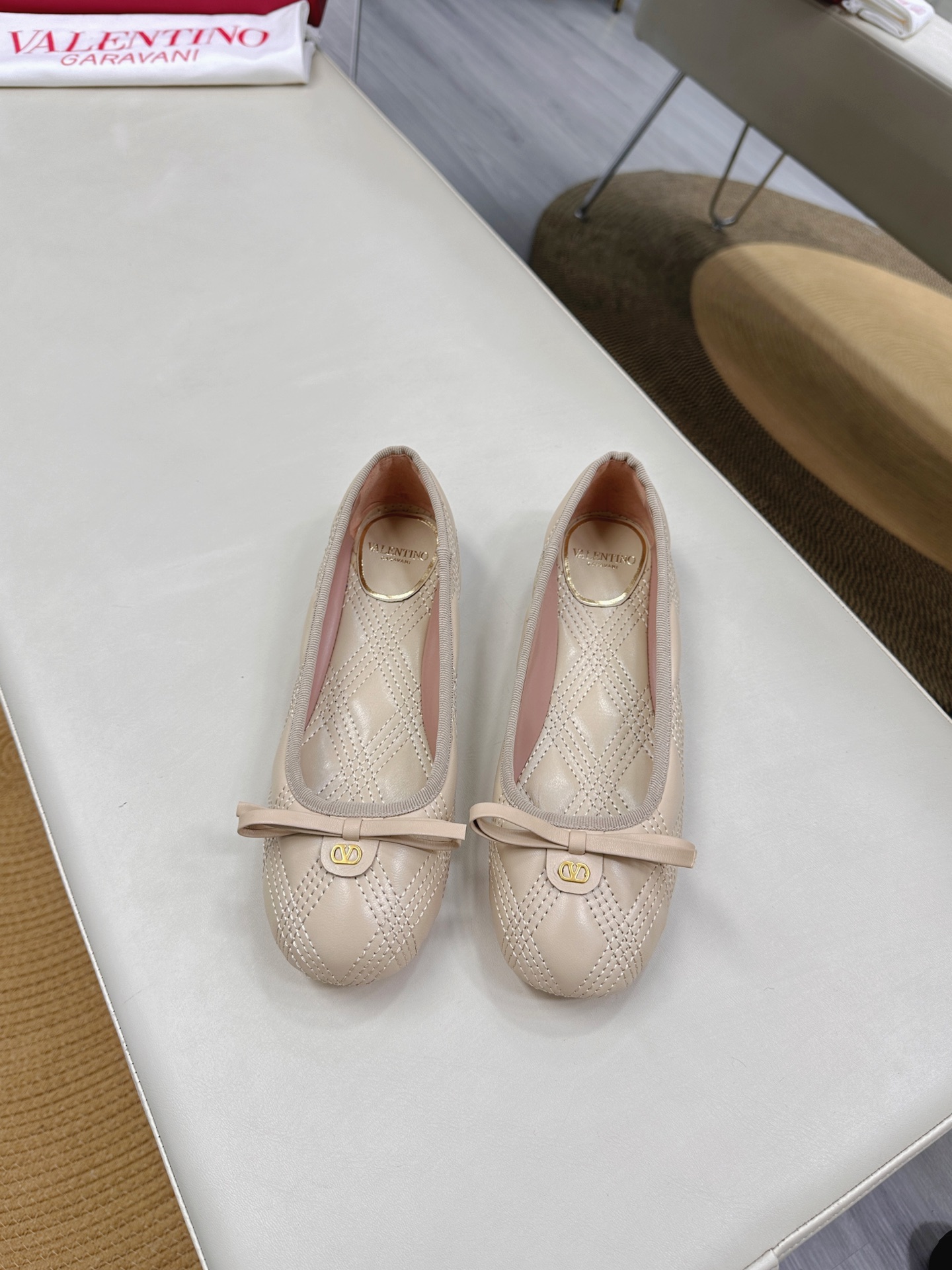 NO:391569,Top version - genuine leather sole VALENTINO GARAVANI VLOGO CUT-OUT 25 Early Spring Diamond Graphic Classic versatile Ballet Girls Shoes The latest series of counters, the highest version, the perfect details, the very eye-catching catwalk series launched, the popular rivet elements of V home, luxurious and gorgeous!  Various colors can be matched with beautiful clothing in spring and summer. Choose from many exquisite and durable choices. Copy it by genuine 11. The foot is very pedicure-like. The key is that it is very easy to control. It does not grind the feet and does not tickle the feet. Walking artifact, the last shape is completely compared to the counter. The details are perfect. Without the original version, you can't make such exquisiteness!   ●━━━━━━━──────────────────────────────────────────────────────────────────────────────────────────────────────────────────────────────────────────────────────────────────�19860909顶级版-真皮底VALENTINO GARAVANI VLOGO CUT-OUT 25早春菱格经典百搭爆款芭蕾舞女鞋 专柜最新系列 最高版本 细节完美 非常亮眼的走秀系列推出 V家火爆铆钉元素 奢华艳丽！各种颜色可搭配春夏的美丽服饰 选择多多精致耐看 按正品11复制 上脚非常修脚型 重点是很好非常好驾驭 不磨脚不累脚 行走神器,楦型完全对比专柜 细节完美 没有原版是做不出这样精致！  ●━━━━━━────── 面料顶级羊皮 ●━━━━━━────── 内里全粒面混种羊皮 ●━━━━━━────── 大底意大利真皮 ●━━━━━━────── 中底原版意大利进口材料 ●━━━━━━────── 配色【杏色】多色可选 ●━━━━━━────── 跟高平底 ●━━━━━━────── 配码35 -39（ 40 41 定做不退换） ●━━━━━━────── 包装专柜同步包装 ●━━━━━━─────,芭蕾舞鞋,valentino,sheepskin,Women's Shoes