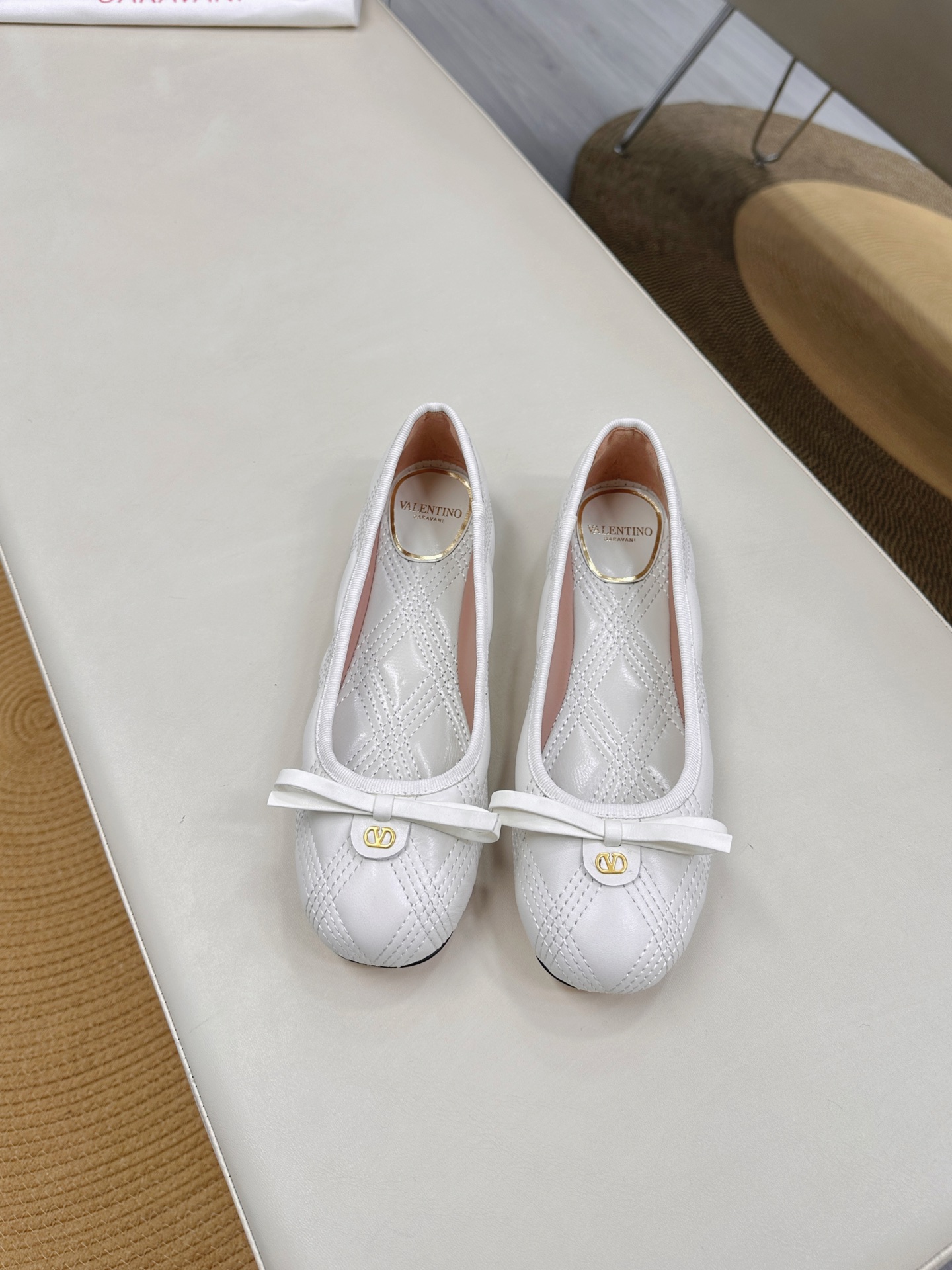 NO:391575,Top version - genuine leather sole VALENTINO GARAVANI VLOGO CUT-OUT 25 Early Spring Diamond Graphic Classic versatile Ballet Girls Shoes The latest series of counters, the highest version, the perfect details, the very eye-catching catwalk series launched, the popular rivet elements of V home, luxurious and gorgeous!  Various colors can be matched with beautiful clothing in spring and summer. Choose from many exquisite and durable choices. Copy it by genuine 11. The foot is very pedicure-like. The key is that it is very easy to control. It does not grind the feet and does not tickle the feet. Walking artifact, the last shape is completely compared to the counter. The details are perfect. Without the original version, you can't make such exquisiteness!   ●━━━━━━━──────────────────────────────────────────────────────────────────────────────────────────────────────────────────────────────────────────────────────────────────�19860909顶级版-真皮底VALENTINO GARAVANI VLOGO CUT-OUT 25早春菱格经典百搭爆款芭蕾舞女鞋 专柜最新系列 最高版本 细节完美 非常亮眼的走秀系列推出 V家火爆铆钉元素 奢华艳丽！各种颜色可搭配春夏的美丽服饰 选择多多精致耐看 按正品11复制 上脚非常修脚型 重点是很好非常好驾驭 不磨脚不累脚 行走神器,楦型完全对比专柜 细节完美 没有原版是做不出这样精致！  ●━━━━━━────── 面料顶级羊皮 ●━━━━━━────── 内里全粒面混种羊皮 ●━━━━━━────── 大底意大利真皮 ●━━━━━━────── 中底原版意大利进口材料 ●━━━━━━────── 配色【奶油白】多色可选 ●━━━━━━────── 跟高平底 ●━━━━━━────── 配码35 -39（ 40 41 定做不退换） ●━━━━━━────── 包装专柜同步包装 ●━━━━━━─────,芭蕾舞鞋,valentino,sheepskin,Women's Shoes