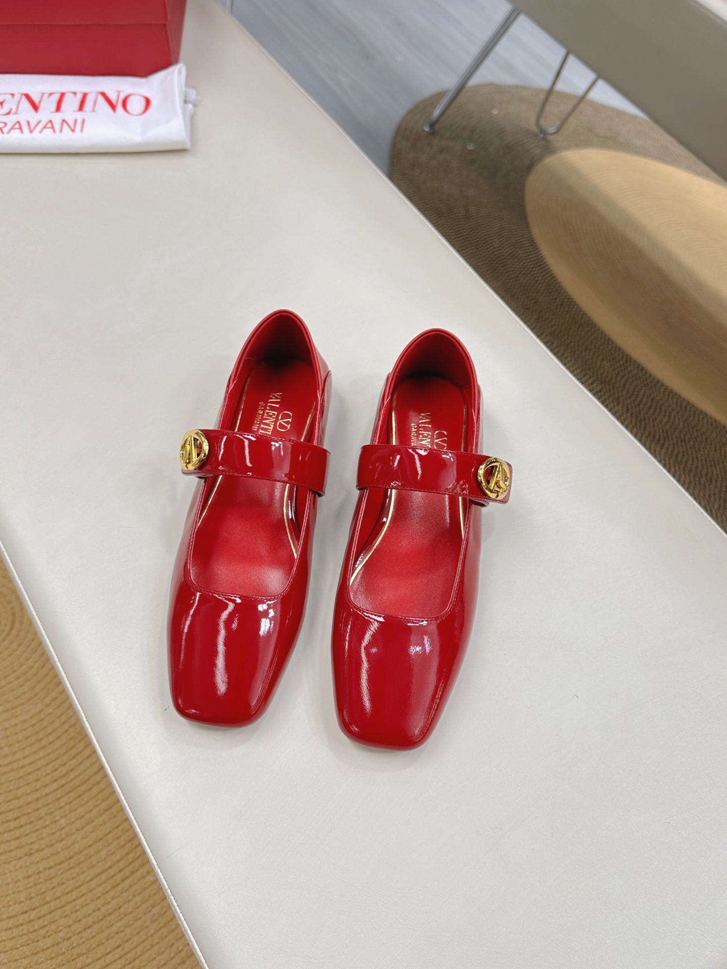 NO:391524,VALENTINO GARAVABI - New V-buckle Ballet Shoes Flat Shoes [】Crystal Hot Diamond 50 ●━━━━━━━━━───────────────────────────────────────────────────────────────────────────────────────────────────────────────────────────────────────────────────�  Pugh also interprets one of the ballet shoes in the image photos. Today, with Meiyang Haigo bouluxury, it feels its charm through fashionable image photos. ●━━━━━━━━━━━━━━━━━━━─────────────────────────────────────────────────────────────────────────────────────────────────────────────────────────────────────────�  Packaging counter synchronous packaging ●━━━━━━━───────, ballet shoes, valentino, flats, cowhide, sheepskin19860909VALENTINO GARAVABI——新V扣饰带芭蕾鞋平底鞋【】水晶烫钻50 ●━━━━━━──────顶级版本、欢迎比对. 专柜新品.网红街拍都爱搭配的腔调单品哦~ 在Balletcore重回流行的穿搭趋势之下,芭蕾舞鞋又再度成为人气鞋履.我们可以在各大品牌的单品之中看见许多不同设计款式的芭蕾舞鞋.在Valentino新季之中我们更是看见了将Valentino非常经典Rockstud系列的【中带新V扣饰】元素融入在芭蕾舞鞋的设计之中.让Valentino的新款芭蕾舞鞋融合着优雅与型格,接下新任品牌代言人的Florence Pugh也在形象照之中抢先诠释其中的一款芭蕾舞鞋,今日和美洋海购bouluxury一起透过时尚的形象照感受到它的魅力. ●━━━━━━────── 面料牛皮/漆皮/水晶钻 ●━━━━━━────── 内里全粒面羊皮 ●━━━━━━────── 大底意大利真皮 ●━━━━━━───── 中底意大利进口材料 ●━━━━━━────── 配色【漆皮红色】多色可选 ●━━━━━━────── 跟高平底芭蕾舞鞋 ●━━━━━━────── 配码35 -39（34 40 41定做不退换） ●━━━━━━────── 包装专柜同步包装 ●━━━━━━─────,芭蕾舞鞋,valentino,flats,cowhide,sheepskin,Women's Shoes