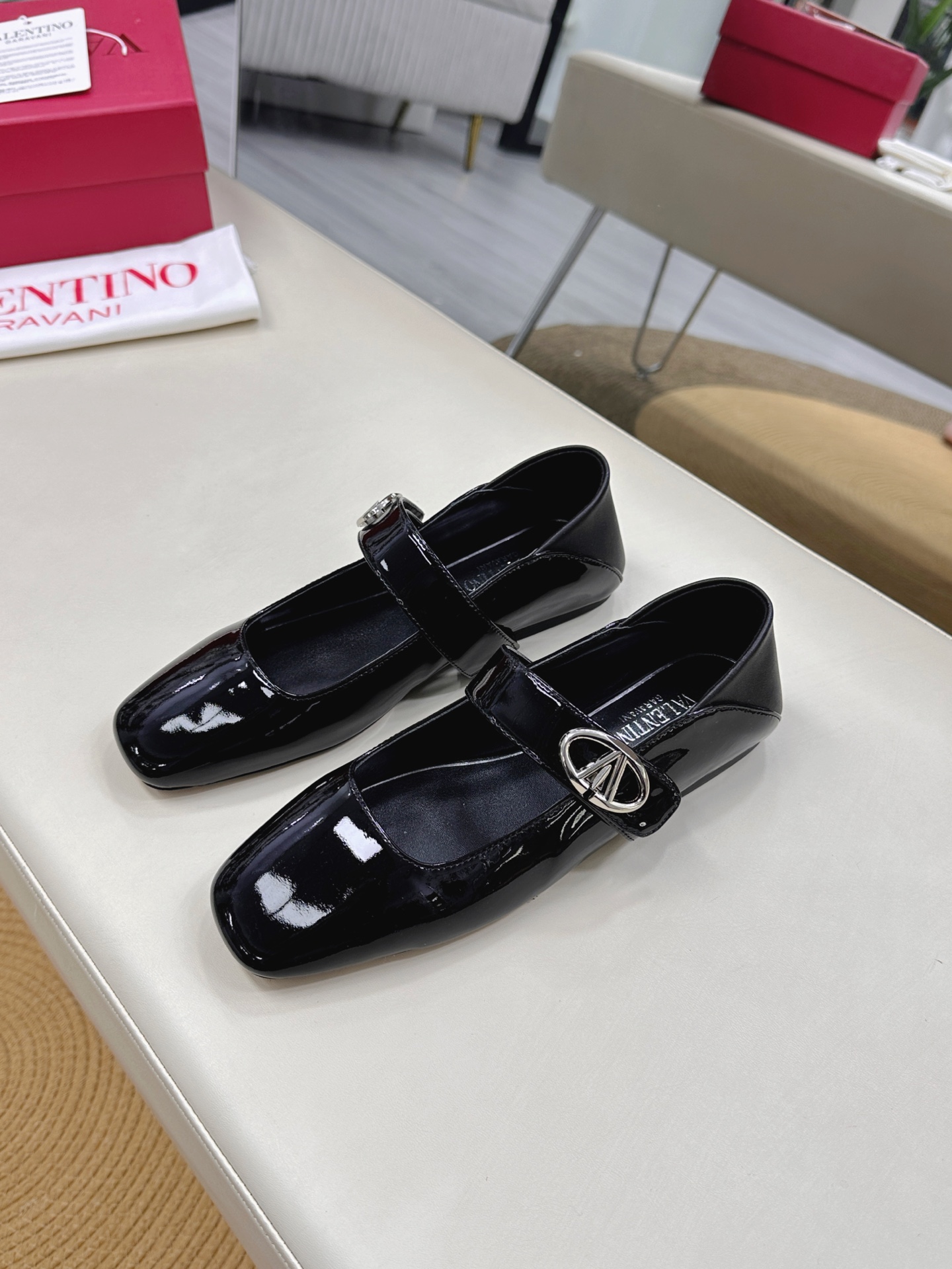 Valentino Garavani Ballet Shoes Collection: Classic Rockstuds Meet Balletcore Trend - 图片 2
