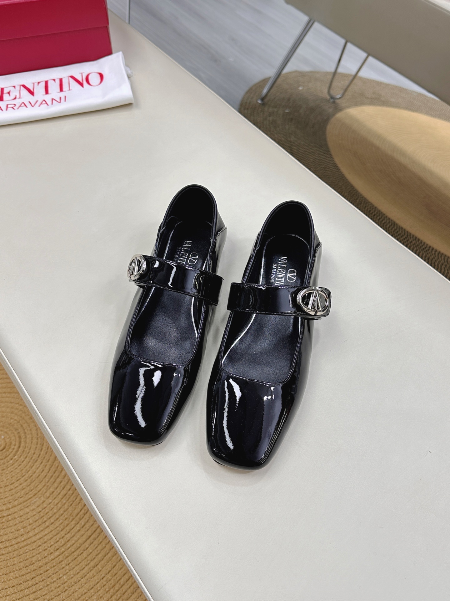 Valentino Garavani Ballet Shoes Collection: Classic Rockstuds Meet Balletcore Trend - 图片 1