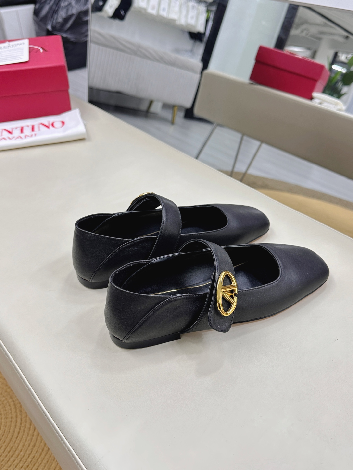 Valentino Garavani Ballet Shoes Collection Featuring Rockstud Design – Elegant and Stylish Integration - 图片 4