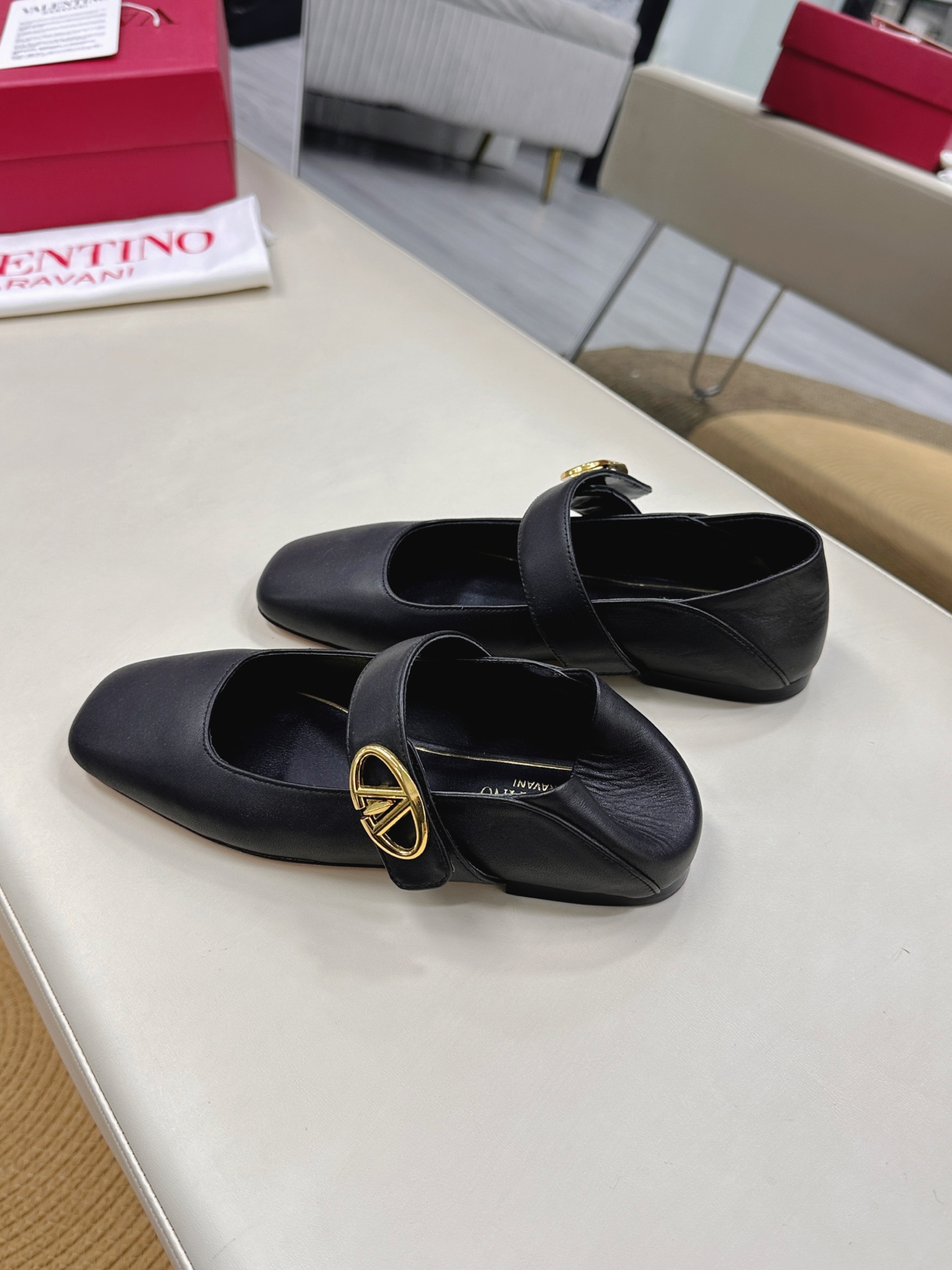 Valentino Garavani Ballet Shoes Collection Featuring Rockstud Design – Elegant and Stylish Integration - 图片 5