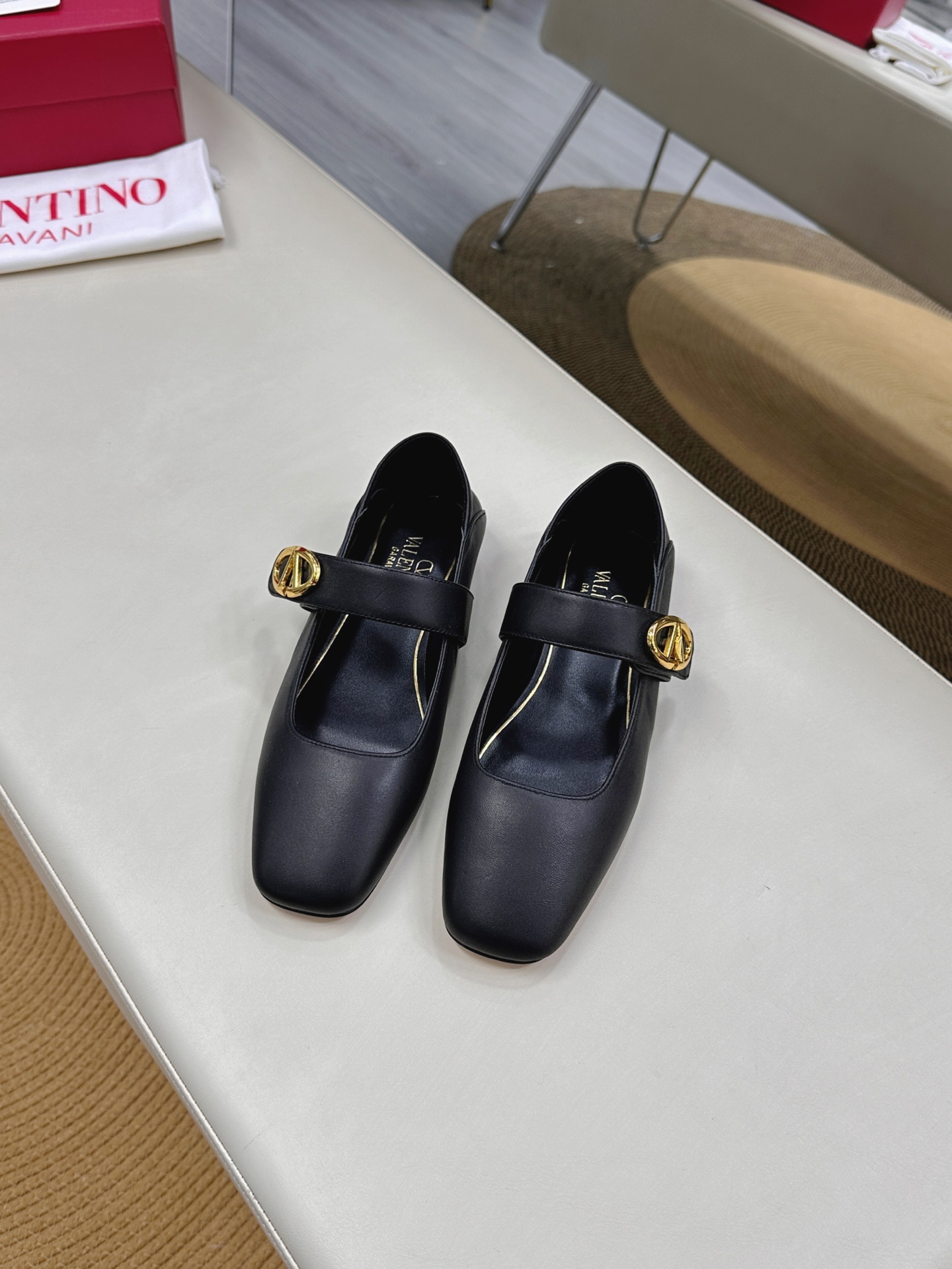 Valentino Garavani Ballet Shoes Collection Featuring Rockstud Design – Elegant and Stylish Integration - 图片 1