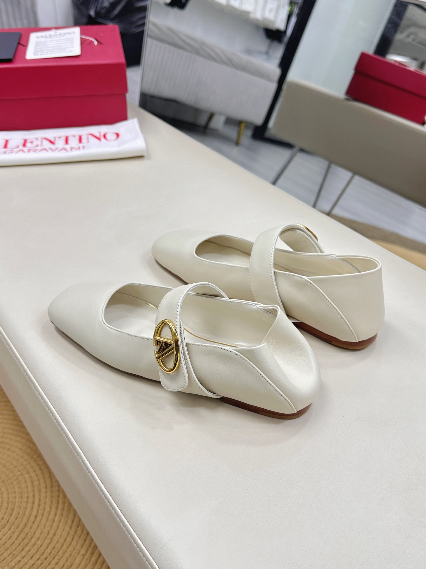Valentino Garavani Ballet Shoes Collection – Classic Rockstuds Meet Balletcore Trend - 图片 4