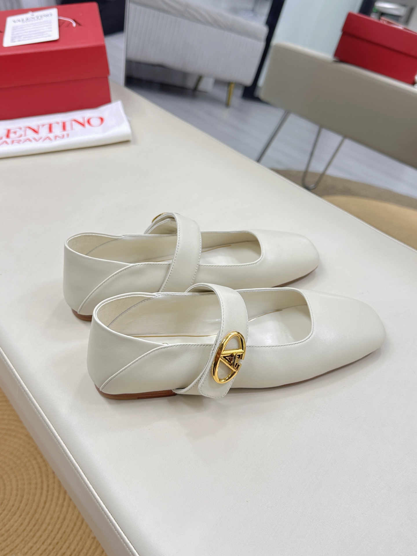 Valentino Garavani Ballet Shoes Collection – Classic Rockstuds Meet Balletcore Trend - 图片 5