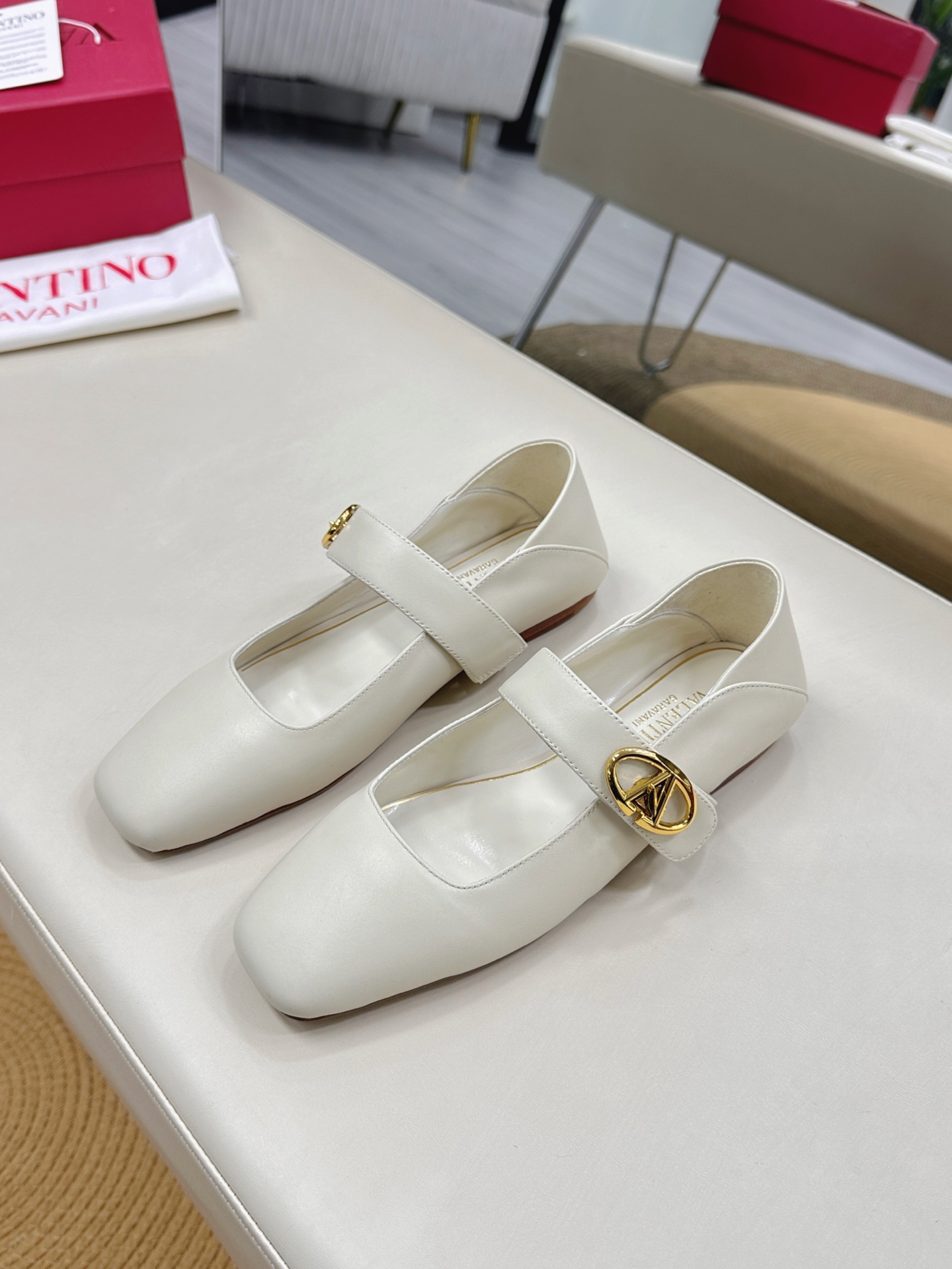 Valentino Garavani Ballet Shoes Collection – Classic Rockstuds Meet Balletcore Trend - 图片 2