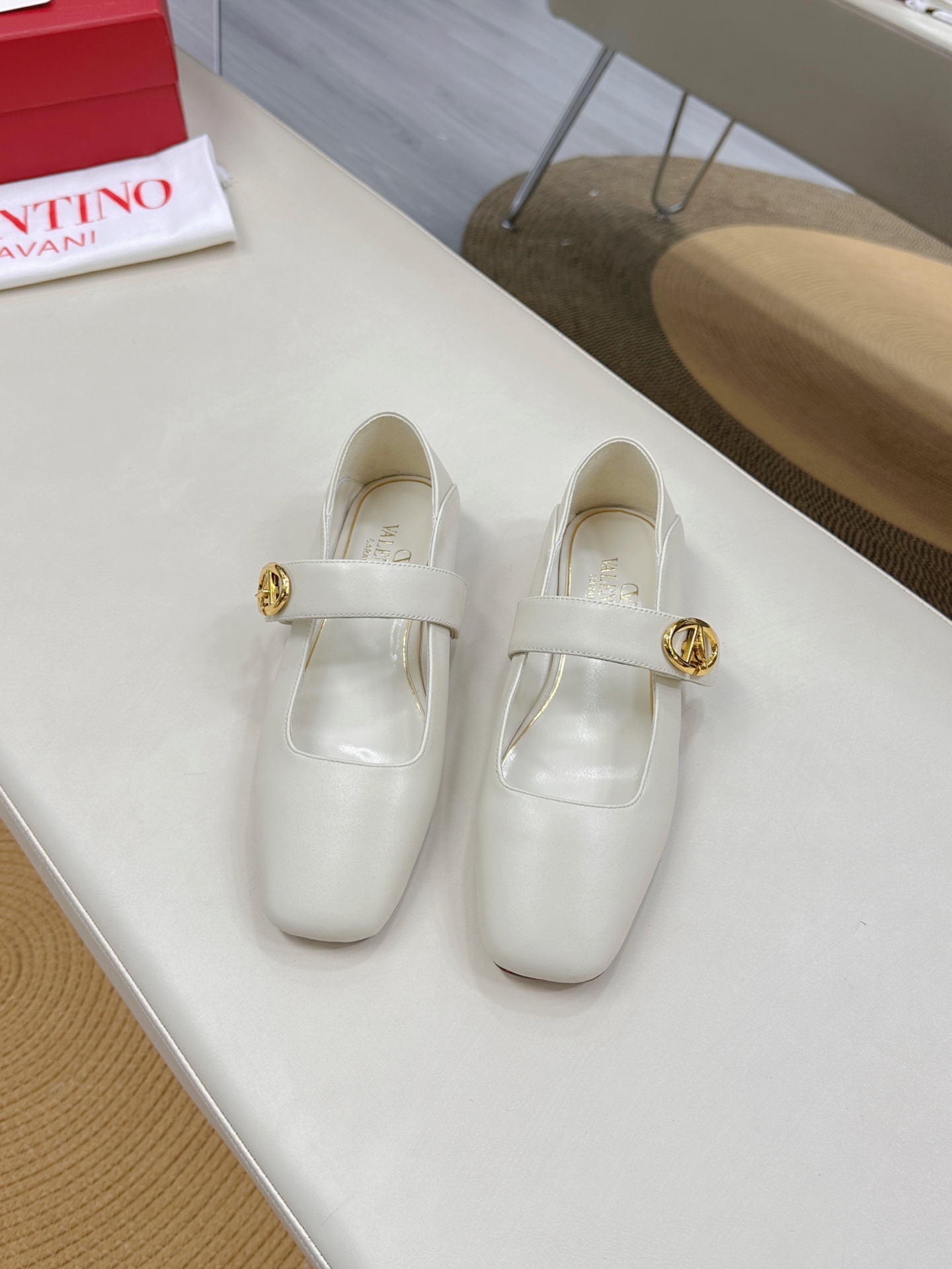 Valentino Garavani Ballet Shoes Collection – Classic Rockstuds Meet Balletcore Trend - 图片 1