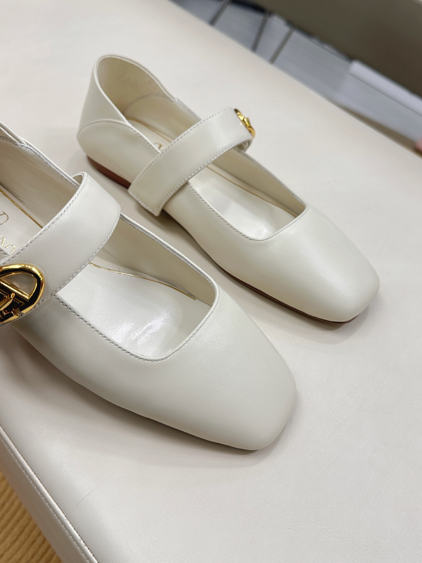 Valentino Garavani Ballet Shoes Collection – Classic Rockstuds Meet Balletcore Trend - 图片 6