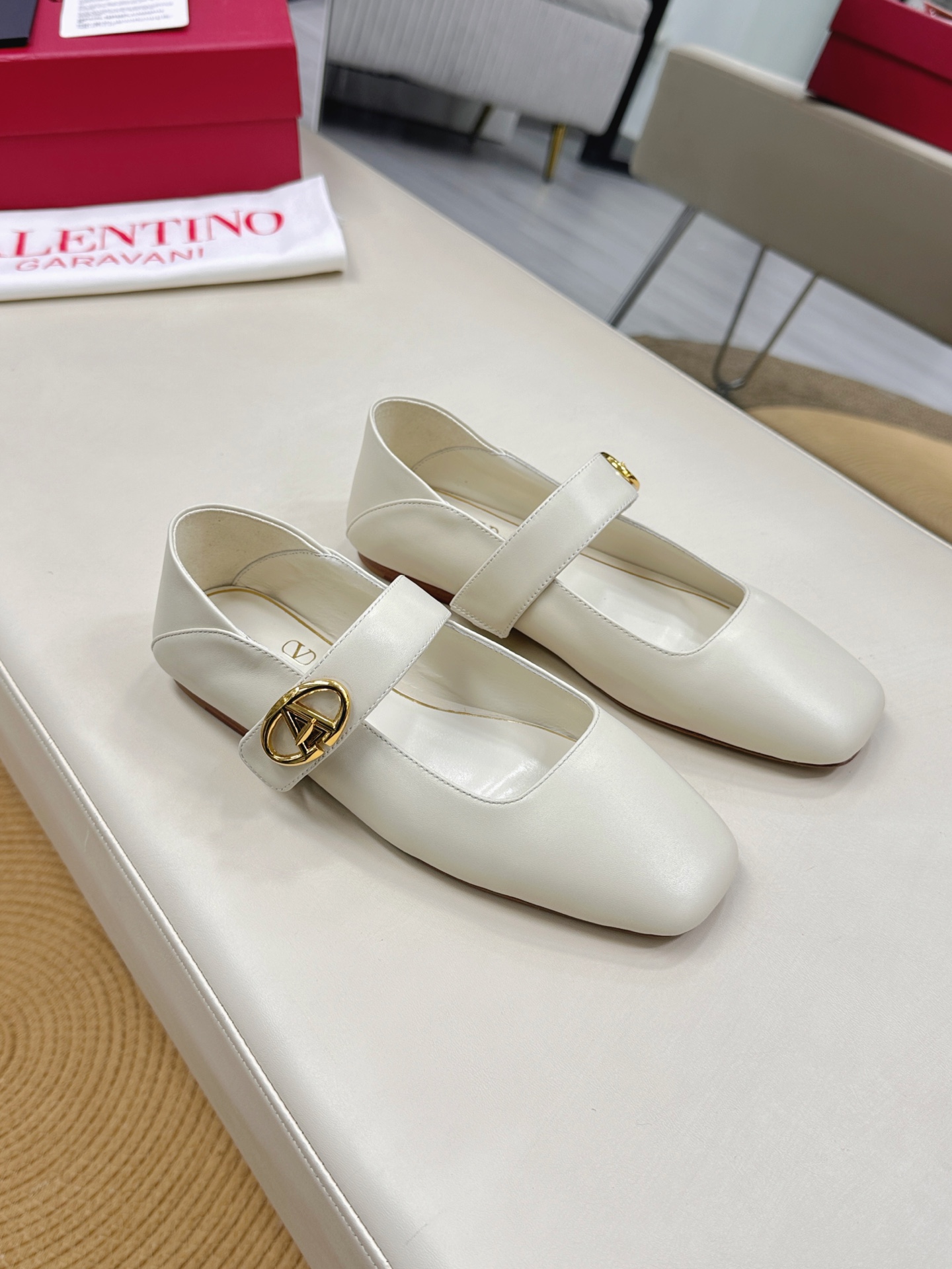 Valentino Garavani Ballet Shoes Collection – Classic Rockstuds Meet Balletcore Trend - 图片 3