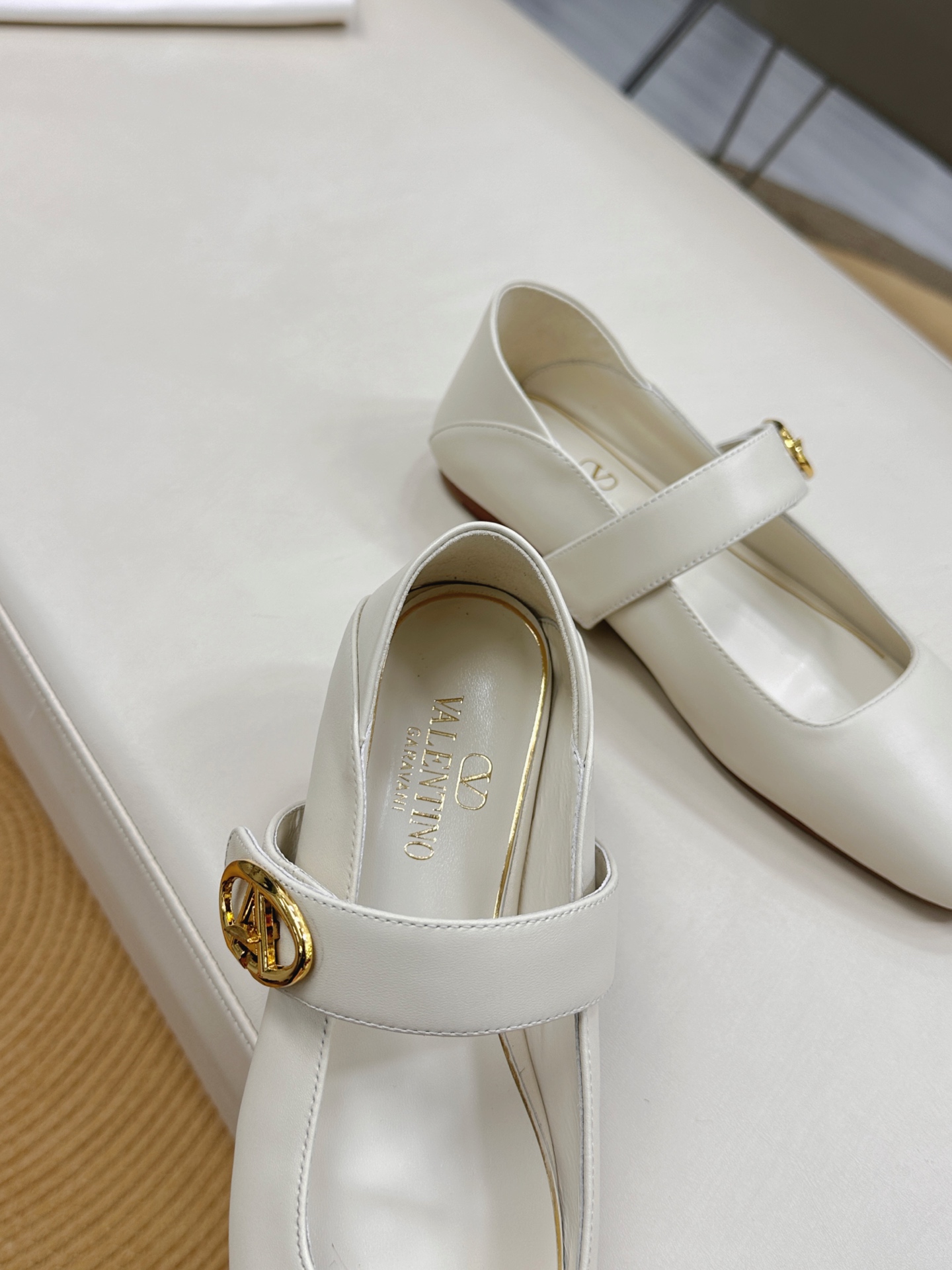 Valentino Garavani Ballet Shoes Collection – Classic Rockstuds Meet Balletcore Trend - 图片 7
