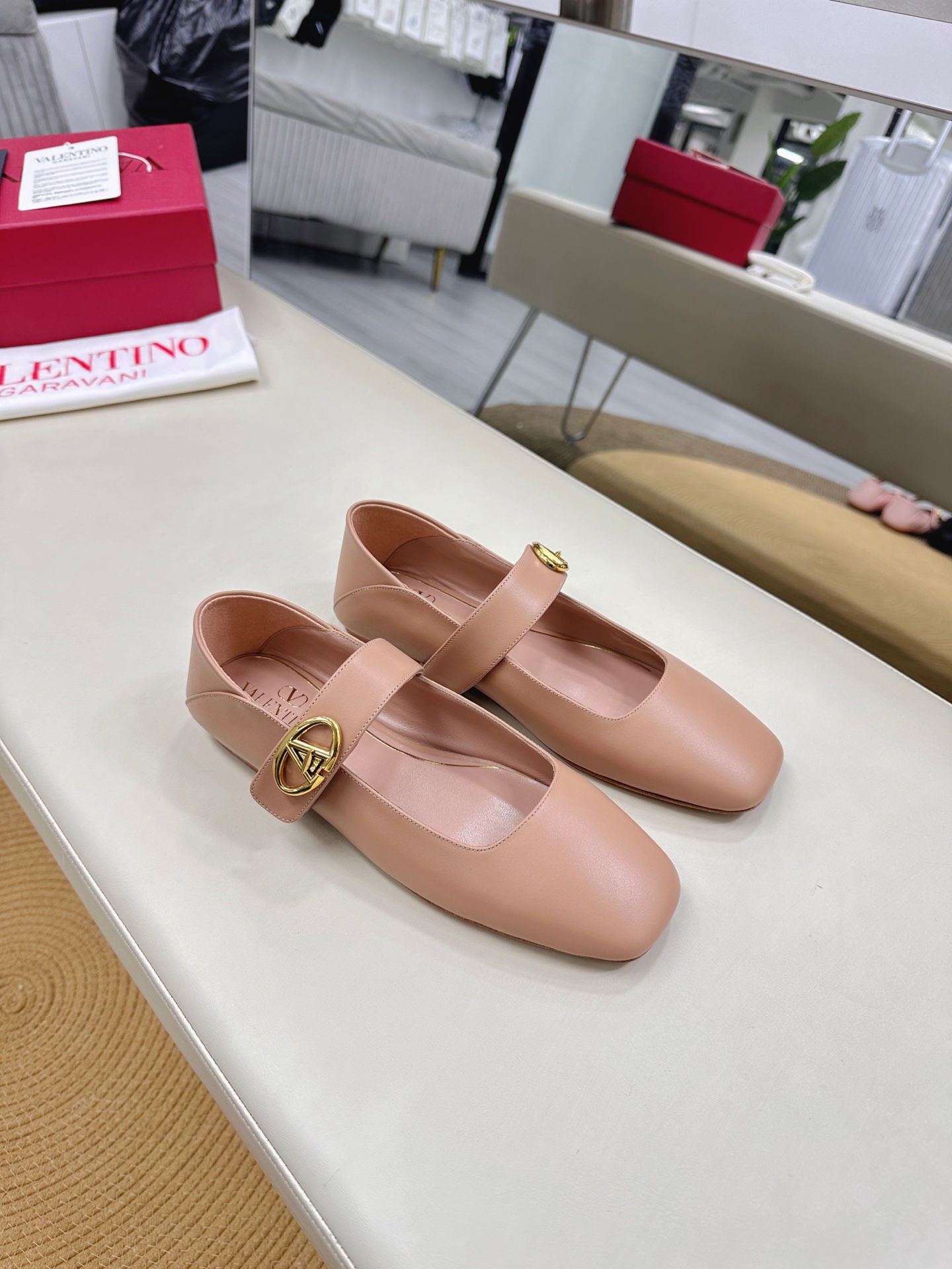 Valentino Garavani Ballet Shoes Collection Featuring Rockstud Design - 图片 3