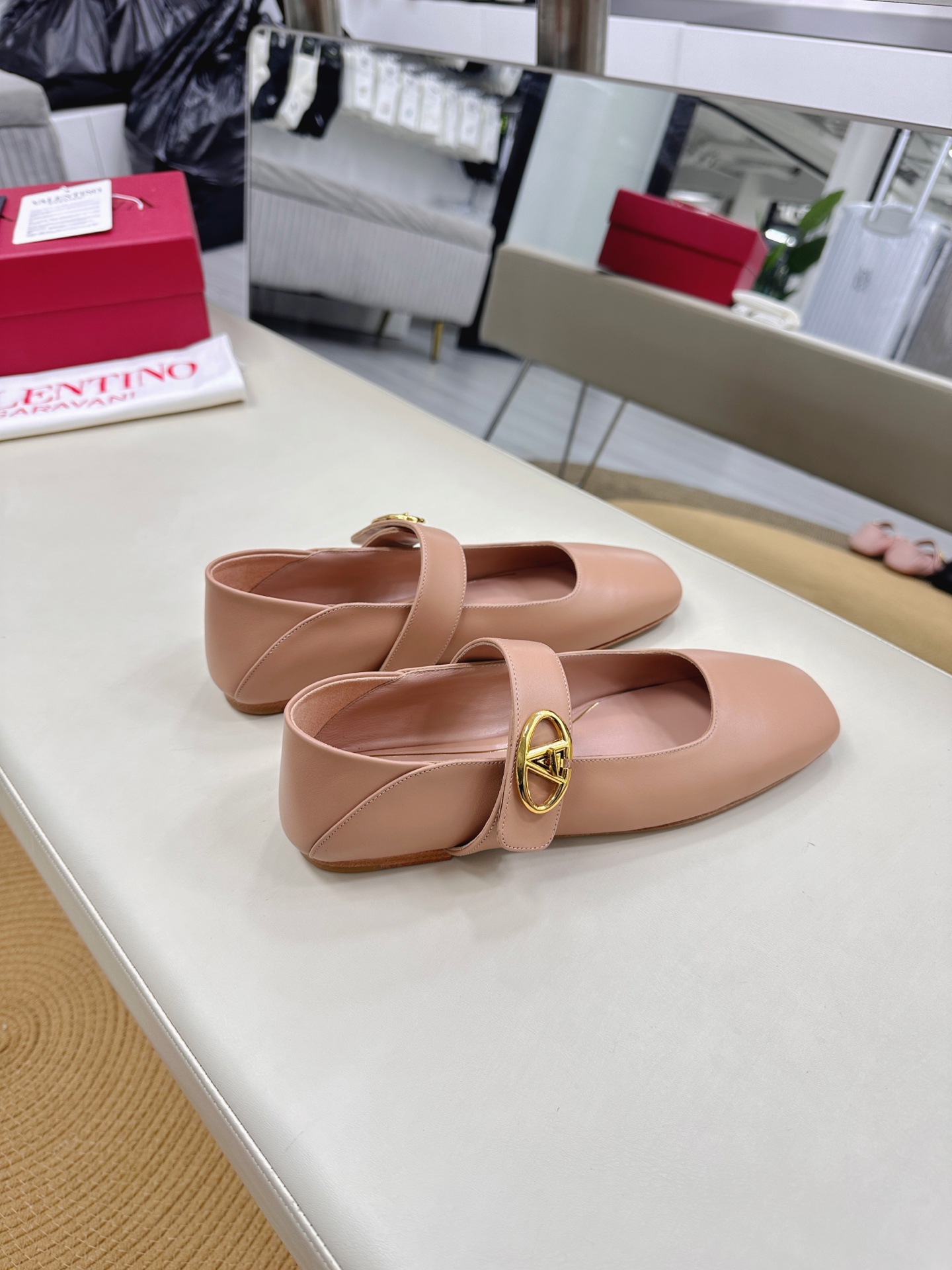 Valentino Garavani Ballet Shoes Collection Featuring Rockstud Design - 图片 4