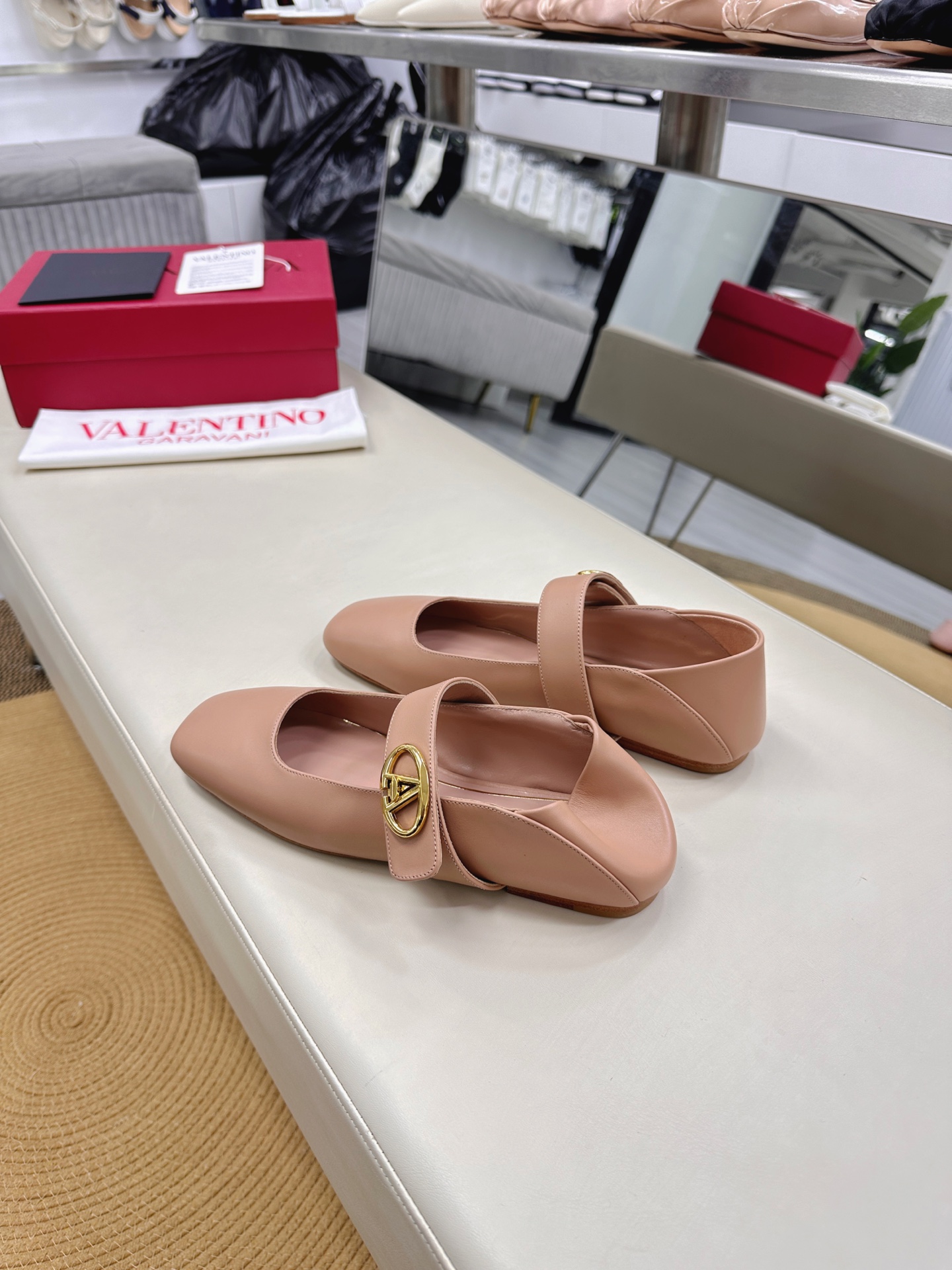 Valentino Garavani Ballet Shoes Collection Featuring Rockstud Design - 图片 5
