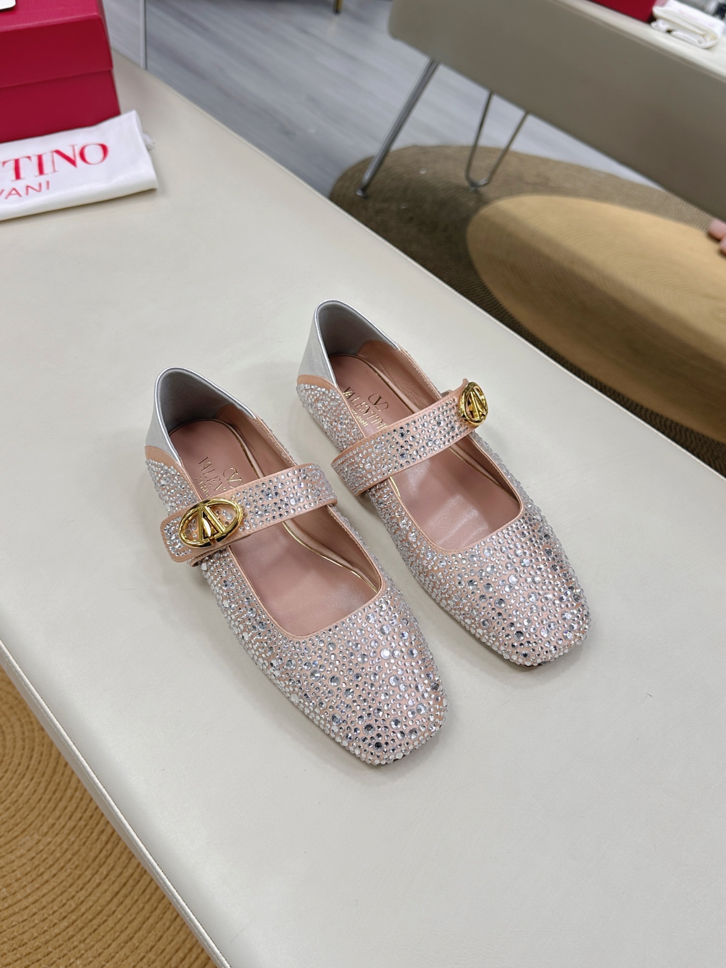 Valentino Garavani Ballet Shoes Collection: Rockstud Design, Elegant and Stylish, Worn by Florence Pugh - 图片 2