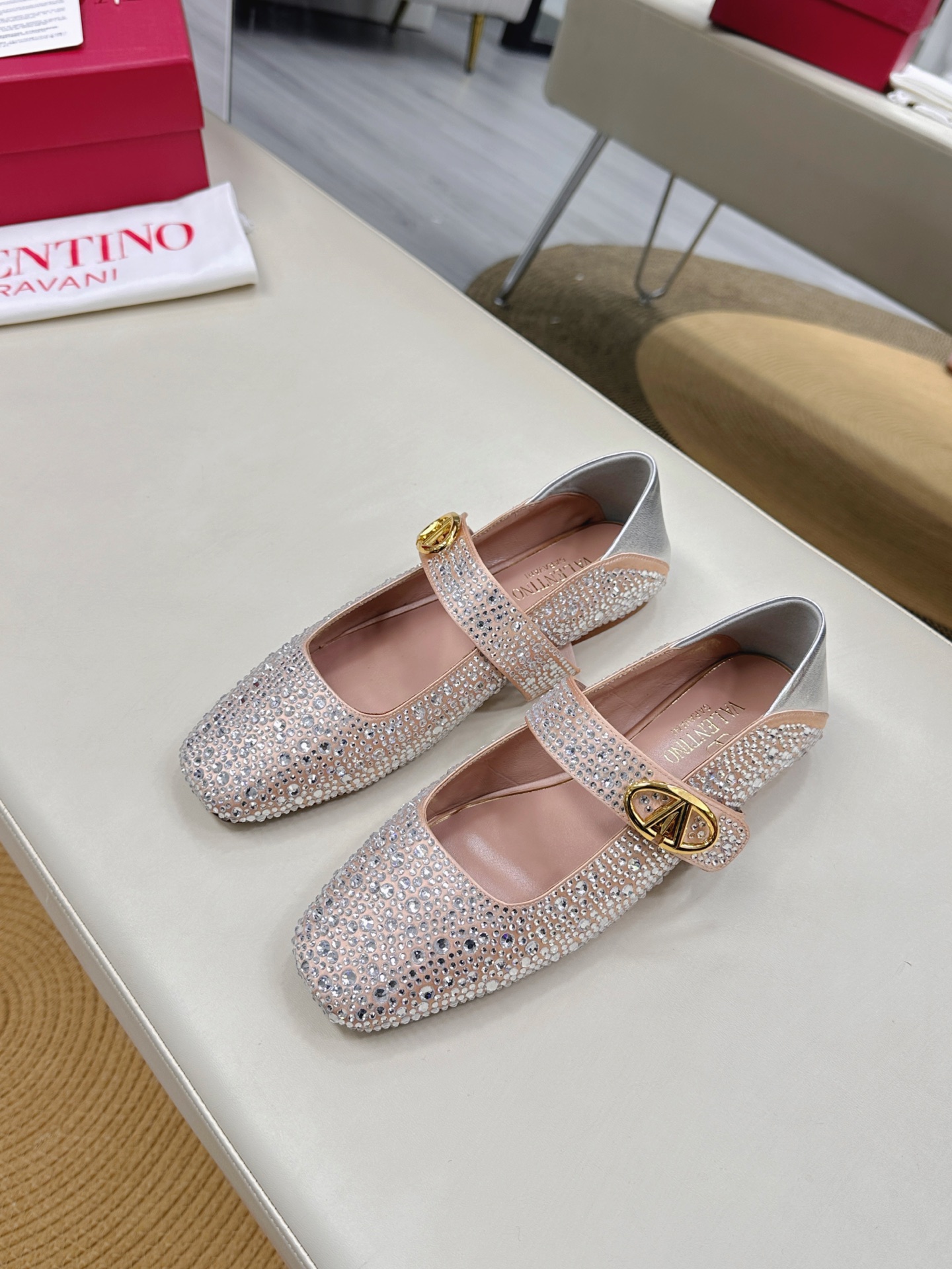 Valentino Garavani Ballet Shoes Collection: Rockstud Design, Elegant and Stylish, Worn by Florence Pugh - 图片 3