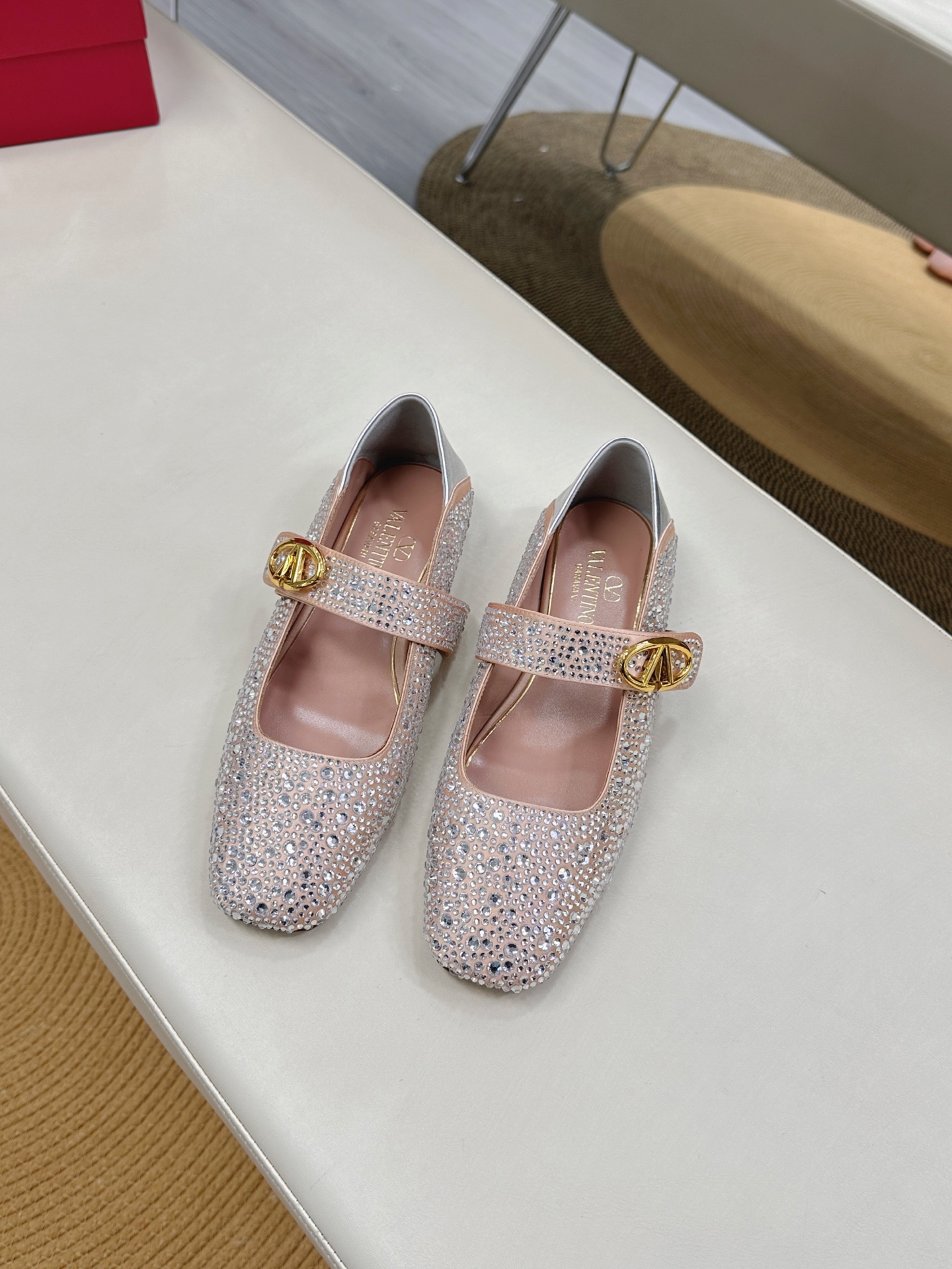 NO:391526,VALENTINO GARAVABI - New V-buckle Ballet Shoes Flat Shoes [】Crystal Hot Diamond 50 ●━━━━━━━━━───────────────────────────────────────────────────────────────────────────────────────────────────────────────────────────────────────────────────�  Pugh also interprets one of the ballet shoes in the image photos. Today, with Meiyang Haigo bouluxury, it feels its charm through fashionable image photos. ●━━━━━━━━━━━━━━━━━━━─────────────────────────────────────────────────────────────────────────────────────────────────────────────────────────────────────────�  ●━━━━━━━──────────────────────────────, valentino, flats, cowhide, sheepskin19860909VALENTINO GARAVABI——新V扣饰带芭蕾鞋平底鞋【】水晶烫钻50 ●━━━━━━──────顶级版本、欢迎比对. 专柜新品.网红街拍都爱搭配的腔调单品哦~ 在Balletcore重回流行的穿搭趋势之下,芭蕾舞鞋又再度成为人气鞋履.我们可以在各大品牌的单品之中看见许多不同设计款式的芭蕾舞鞋.在Valentino新季之中我们更是看见了将Valentino非常经典Rockstud系列的【中带新V扣饰】元素融入在芭蕾舞鞋的设计之中.让Valentino的新款芭蕾舞鞋融合着优雅与型格,接下新任品牌代言人的Florence Pugh也在形象照之中抢先诠释其中的一款芭蕾舞鞋,今日和美洋海购bouluxury一起透过时尚的形象照感受到它的魅力. ●━━━━━━────── 面料牛皮/漆皮/水晶钻 ●━━━━━━────── 内里全粒面羊皮 ●━━━━━━────── 大底意大利真皮 ●━━━━━━───── 中底意大利进口材料 ●━━━━━━────── 配色【满钻香槟色】多色可选 ●━━━━━━────── 跟高平底芭蕾舞鞋 ●━━━━━━────── 配码35 -39（34 40 41定做不退换） ●━━━━━━────── 包装专柜同步包装 ●━━━━━━─────,芭蕾舞鞋,valentino,flats,cowhide,sheepskin,Women's Shoes