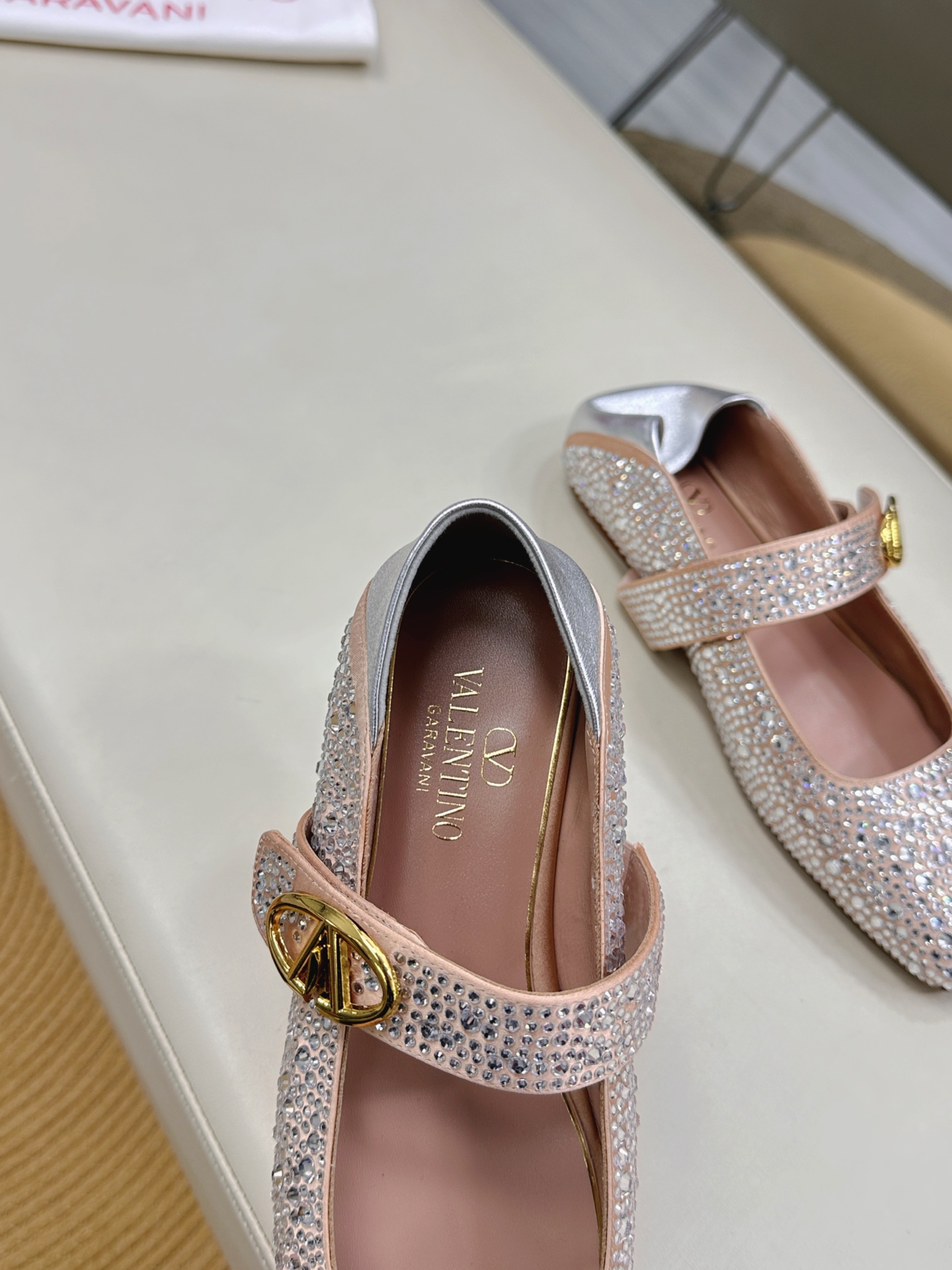Valentino Garavani Ballet Shoes Collection: Rockstud Design, Elegant and Stylish, Worn by Florence Pugh - 图片 8
