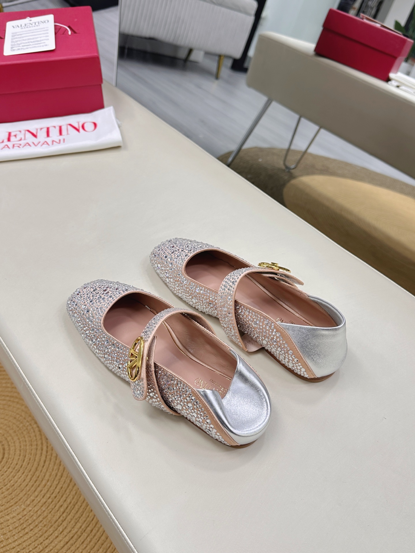 Valentino Garavani Ballet Shoes Collection: Rockstud Design, Elegant and Stylish, Worn by Florence Pugh - 图片 4