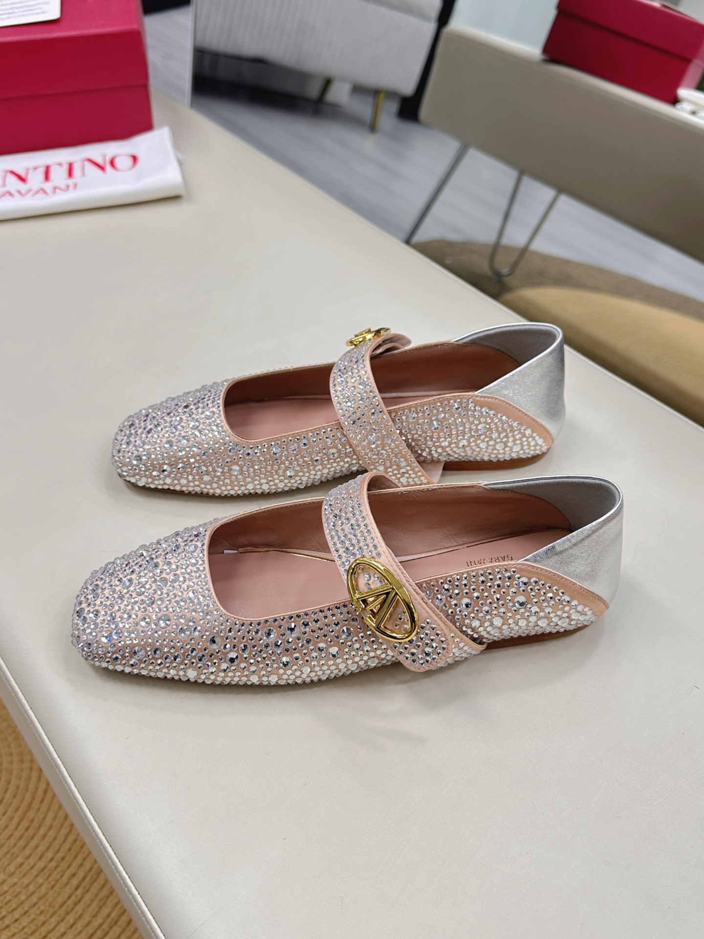 Valentino Garavani Ballet Shoes Collection: Rockstud Design, Elegant and Stylish, Worn by Florence Pugh - 图片 5