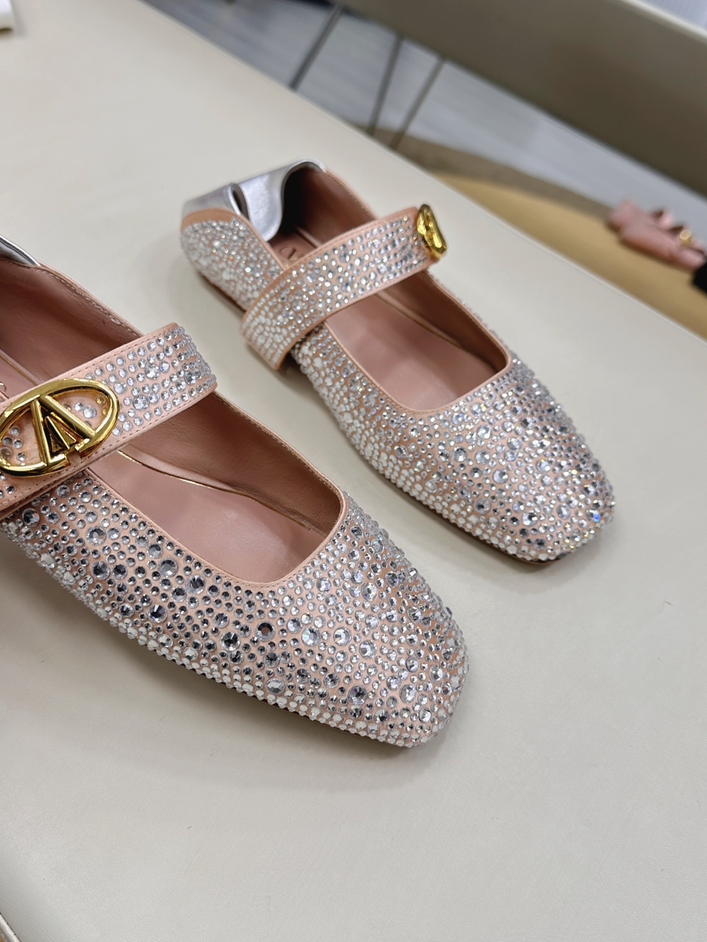 Valentino Garavani Ballet Shoes Collection: Rockstud Design, Elegant and Stylish, Worn by Florence Pugh - 图片 6