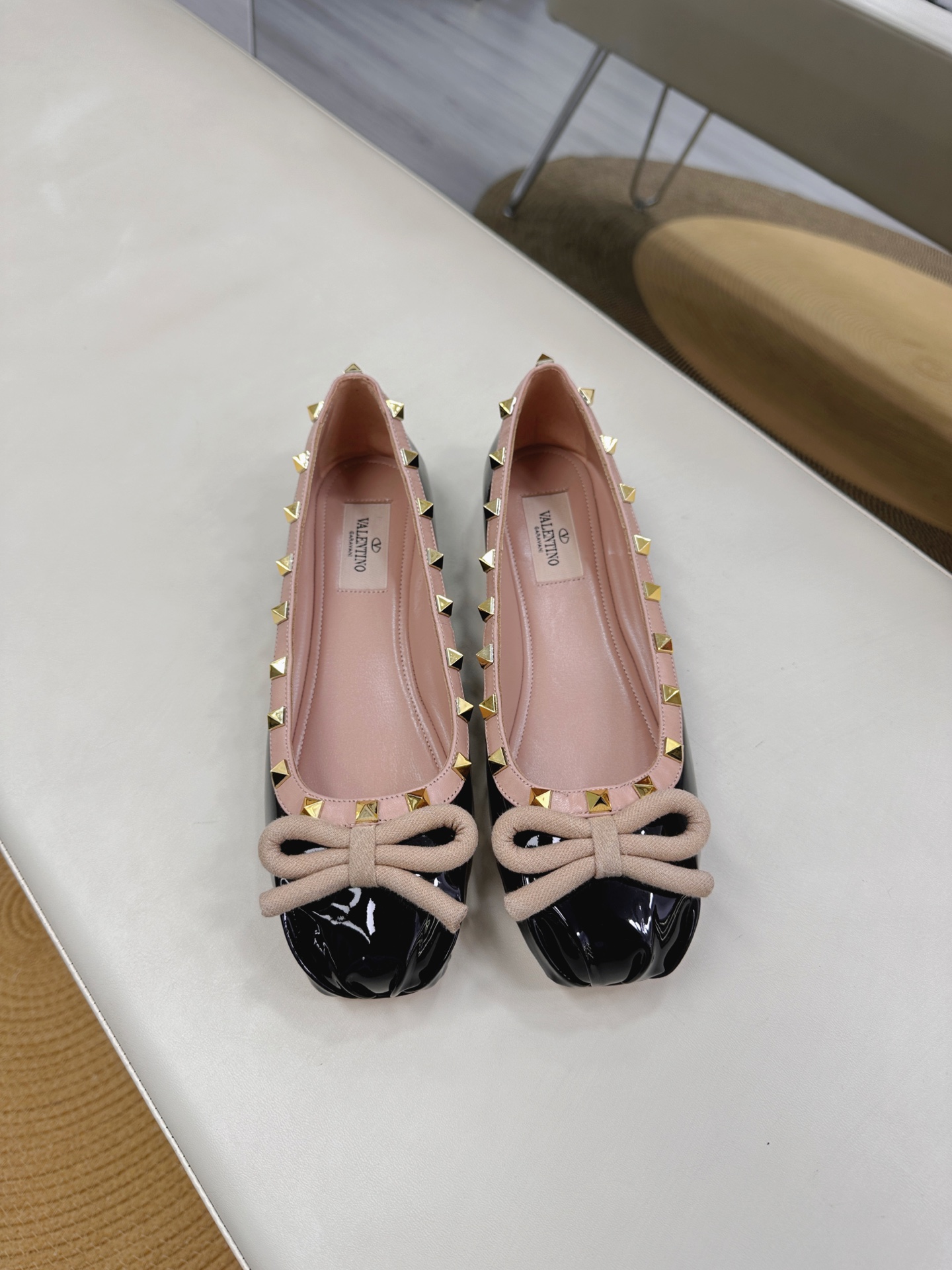 NO:391532,VALENTINO GARAVABI - Ballet Shoes with Satin Bow-decorated Flat Shoes【】 ●━━━━━━━━━──────────────────────────────────────────────────────────────────────────────────────────────────────────────────────────────────────────────────────  Pugh also interprets one of the ballet shoes in the image photos. Today, with Meiyang Haigo bouluxury, it feels its charm through fashionable image photos. ●━━━━━━━━━━━━━━━━────────────────────────────────────────────────────────────────────────────────────────────────────────────────────────────────────────────�  ●━━━━━━━───────, ballet shoes, valentino, flats, cowhide, sheepskin, real silk19860909VALENTINO GARAVABI——柳丁缎面蝴蝶结饰芭蕾鞋平底鞋【】 ●━━━━━━──────顶级版本、欢迎比对. 专柜新品.网红街拍都爱搭配的腔调单品哦~ 在Balletcore重回流行的穿搭趋势之下,芭蕾舞鞋又再度成为人气鞋履.我们可以在各大品牌的单品之中看见许多不同设计款式的芭蕾舞鞋.在Valentino新季之中我们更是看见了将Valentino非常经典Rockstud系列的「铆钉」元素融入在芭蕾舞鞋的设计之中.让Valentino的新款芭蕾舞鞋融合着优雅与型格,接下新任品牌代言人的Florence Pugh也在形象照之中抢先诠释其中的一款芭蕾舞鞋,今日和美洋海购bouluxury一起透过时尚的形象照感受到它的魅力. ●━━━━━━────── 面料牛皮/漆皮/真丝/网钻 ●━━━━━━────── 内里全粒面羊皮 ●━━━━━━────── 大底意大利真皮 ●━━━━━━────── 配色【漆皮黑色】多色可选 ●━━━━━━────── 跟高平底芭蕾舞鞋 ●━━━━━━────── 配码35 -39（34 40 41定做不退换） ●━━━━━━────── 包装专柜同步包装 ●━━━━━━─────,芭蕾舞鞋,valentino,flats,cowhide,sheepskin,real silk,Women's Shoes