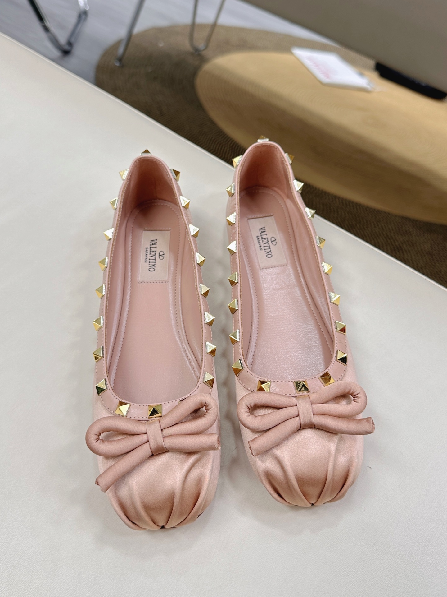 NO:391551,VALENTINO GARAVABI - Ballet Shoes with Satin Bow-decorated Flat Shoes【】 ●━━━━━━━━━──────────────────────────────────────────────────────────────────────────────────────────────────────────────────────────────────────────────────────  Pugh also interprets one of the ballet shoes in the image photos. Today, with Meiyang Haigo bouluxury, it feels its charm through fashionable image photos. ●━━━━━━━━━━━━━━━━────────────────────────────────────────────────────────────────────────────────────────────────────────────────────────────────────────────�  ●━━━━━━━───────, ballet shoes, valentino, flats, cowhide, sheepskin, real silk19860909VALENTINO GARAVABI——柳丁缎面蝴蝶结饰芭蕾鞋平底鞋【】 ●━━━━━━──────顶级版本、欢迎比对. 专柜新品.网红街拍都爱搭配的腔调单品哦~ 在Balletcore重回流行的穿搭趋势之下,芭蕾舞鞋又再度成为人气鞋履.我们可以在各大品牌的单品之中看见许多不同设计款式的芭蕾舞鞋.在Valentino新季之中我们更是看见了将Valentino非常经典Rockstud系列的「铆钉」元素融入在芭蕾舞鞋的设计之中.让Valentino的新款芭蕾舞鞋融合着优雅与型格,接下新任品牌代言人的Florence Pugh也在形象照之中抢先诠释其中的一款芭蕾舞鞋,今日和美洋海购bouluxury一起透过时尚的形象照感受到它的魅力. ●━━━━━━────── 面料牛皮/漆皮/真丝/网钻 ●━━━━━━────── 内里全粒面羊皮 ●━━━━━━────── 大底意大利真皮 ●━━━━━━────── 配色【真丝香槟色】多色可选 ●━━━━━━────── 跟高平底芭蕾舞鞋 ●━━━━━━────── 配码35 -39（34 40 41定做不退换） ●━━━━━━────── 包装专柜同步包装 ●━━━━━━─────,芭蕾舞鞋,valentino,flats,cowhide,sheepskin,real silk,Women's Shoes