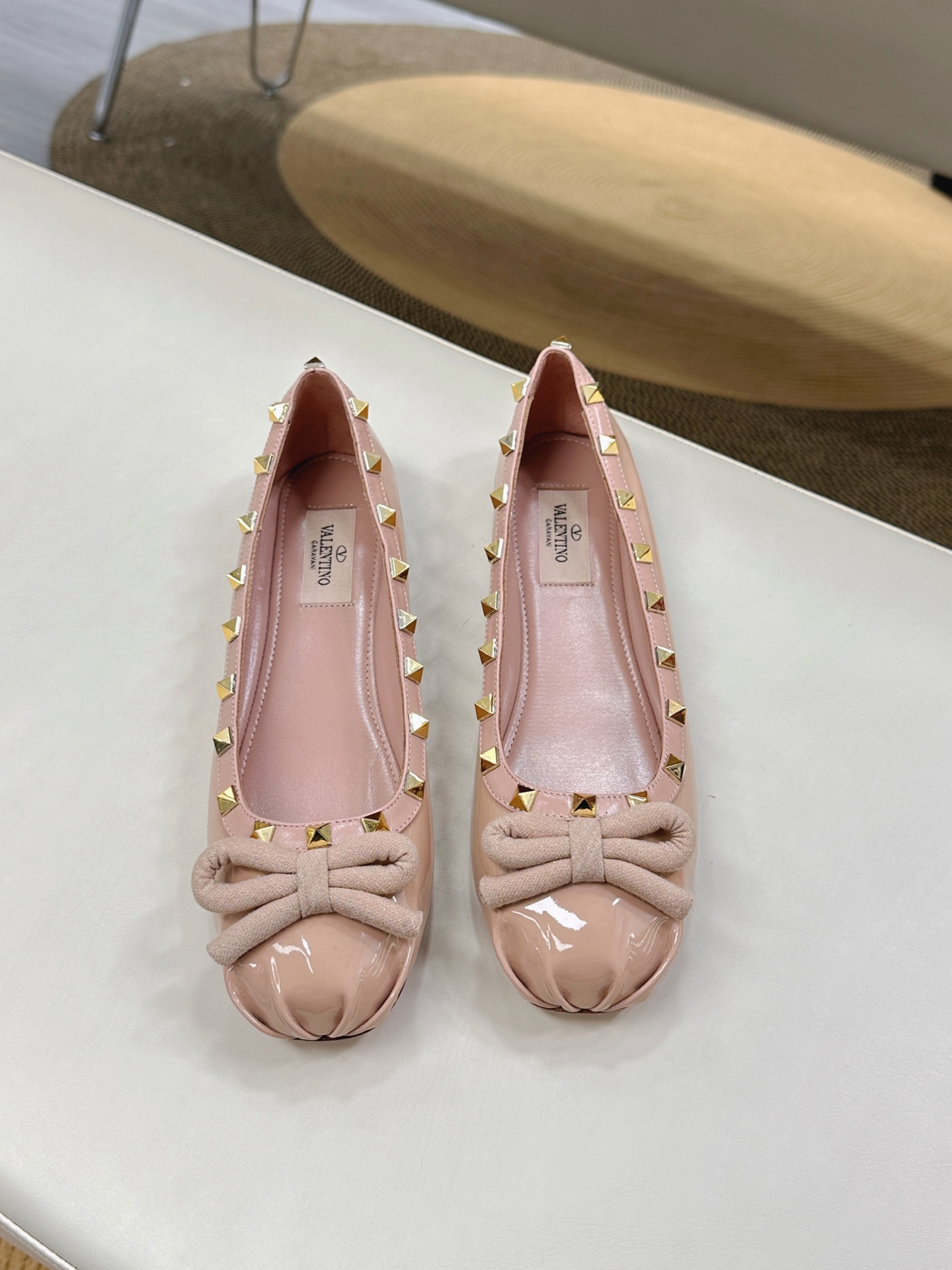NO:391539,VALENTINO GARAVABI - Ballet Shoes with Satin Bow-decorated Flat Shoes【】 ●━━━━━━━━━──────────────────────────────────────────────────────────────────────────────────────────────────────────────────────────────────────────────────────  Pugh also interprets one of the ballet shoes in the image photos. Today, with Meiyang Haigo bouluxury, it feels its charm through fashionable image photos. ●━━━━━━━━━━━━━━━━────────────────────────────────────────────────────────────────────────────────────────────────────────────────────────────────────────────�  ●━━━━━━━───────, ballet shoes, valentino, flats, cowhide, sheepskin, real silk19860909VALENTINO GARAVABI——柳丁缎面蝴蝶结饰芭蕾鞋平底鞋【】 ●━━━━━━──────顶级版本、欢迎比对. 专柜新品.网红街拍都爱搭配的腔调单品哦~ 在Balletcore重回流行的穿搭趋势之下,芭蕾舞鞋又再度成为人气鞋履.我们可以在各大品牌的单品之中看见许多不同设计款式的芭蕾舞鞋.在Valentino新季之中我们更是看见了将Valentino非常经典Rockstud系列的「铆钉」元素融入在芭蕾舞鞋的设计之中.让Valentino的新款芭蕾舞鞋融合着优雅与型格,接下新任品牌代言人的Florence Pugh也在形象照之中抢先诠释其中的一款芭蕾舞鞋,今日和美洋海购bouluxury一起透过时尚的形象照感受到它的魅力. ●━━━━━━────── 面料牛皮/漆皮/真丝/网钻 ●━━━━━━────── 内里全粒面羊皮 ●━━━━━━────── 大底意大利真皮 ●━━━━━━────── 配色【漆皮杏色】多色可选 ●━━━━━━────── 跟高平底芭蕾舞鞋 ●━━━━━━────── 配码35 -39（34 40 41定做不退换） ●━━━━━━────── 包装专柜同步包装 ●━━━━━━─────,芭蕾舞鞋,valentino,flats,cowhide,sheepskin,real silk,Women's Shoes