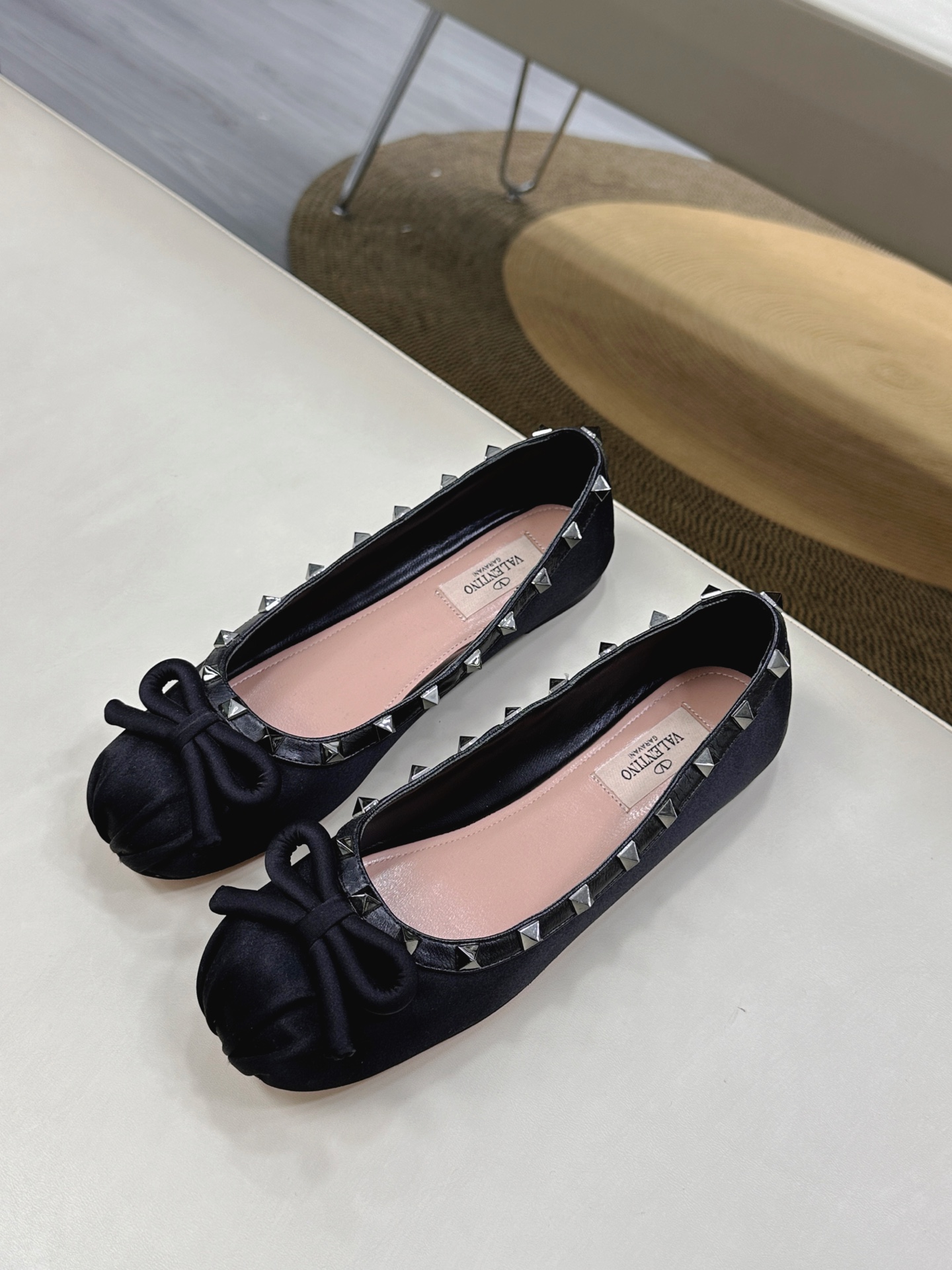 NO:391544,VALENTINO GARAVABI - Ballet Shoes with Satin Bow-decorated Flat Shoes【】 ●━━━━━━━━━──────────────────────────────────────────────────────────────────────────────────────────────────────────────────────────────────────────────────────  Pugh also interprets one of the ballet shoes in the image photos. Today, with Meiyang Haigo bouluxury, it feels its charm through fashionable image photos. ●━━━━━━━━━━━━━━━━━───────────────────────────────────────────────────────────────────────────────────────────────────────────────────────────────────────────�  ●━━━━━━━───────, ballet shoes, valentino, flats, cowhide, sheepskin, real silk19860909VALENTINO GARAVABI——柳丁缎面蝴蝶结饰芭蕾鞋平底鞋【】 ●━━━━━━──────顶级版本、欢迎比对. 专柜新品.网红街拍都爱搭配的腔调单品哦~ 在Balletcore重回流行的穿搭趋势之下,芭蕾舞鞋又再度成为人气鞋履.我们可以在各大品牌的单品之中看见许多不同设计款式的芭蕾舞鞋.在Valentino新季之中我们更是看见了将Valentino非常经典Rockstud系列的「铆钉」元素融入在芭蕾舞鞋的设计之中.让Valentino的新款芭蕾舞鞋融合着优雅与型格,接下新任品牌代言人的Florence Pugh也在形象照之中抢先诠释其中的一款芭蕾舞鞋,今日和美洋海购bouluxury一起透过时尚的形象照感受到它的魅力. ●━━━━━━────── 面料牛皮/漆皮/真丝/网钻 ●━━━━━━────── 内里全粒面羊皮 ●━━━━━━────── 大底意大利真皮 ●━━━━━━────── 配色【真丝黑色】多色可选 ●━━━━━━────── 跟高平底芭蕾舞鞋 ●━━━━━━────── 配码35 -39（34 40 41定做不退换） ●━━━━━━────── 包装专柜同步包装 ●━━━━━━─────,芭蕾舞鞋,valentino,flats,cowhide,sheepskin,real silk,Women's Shoes