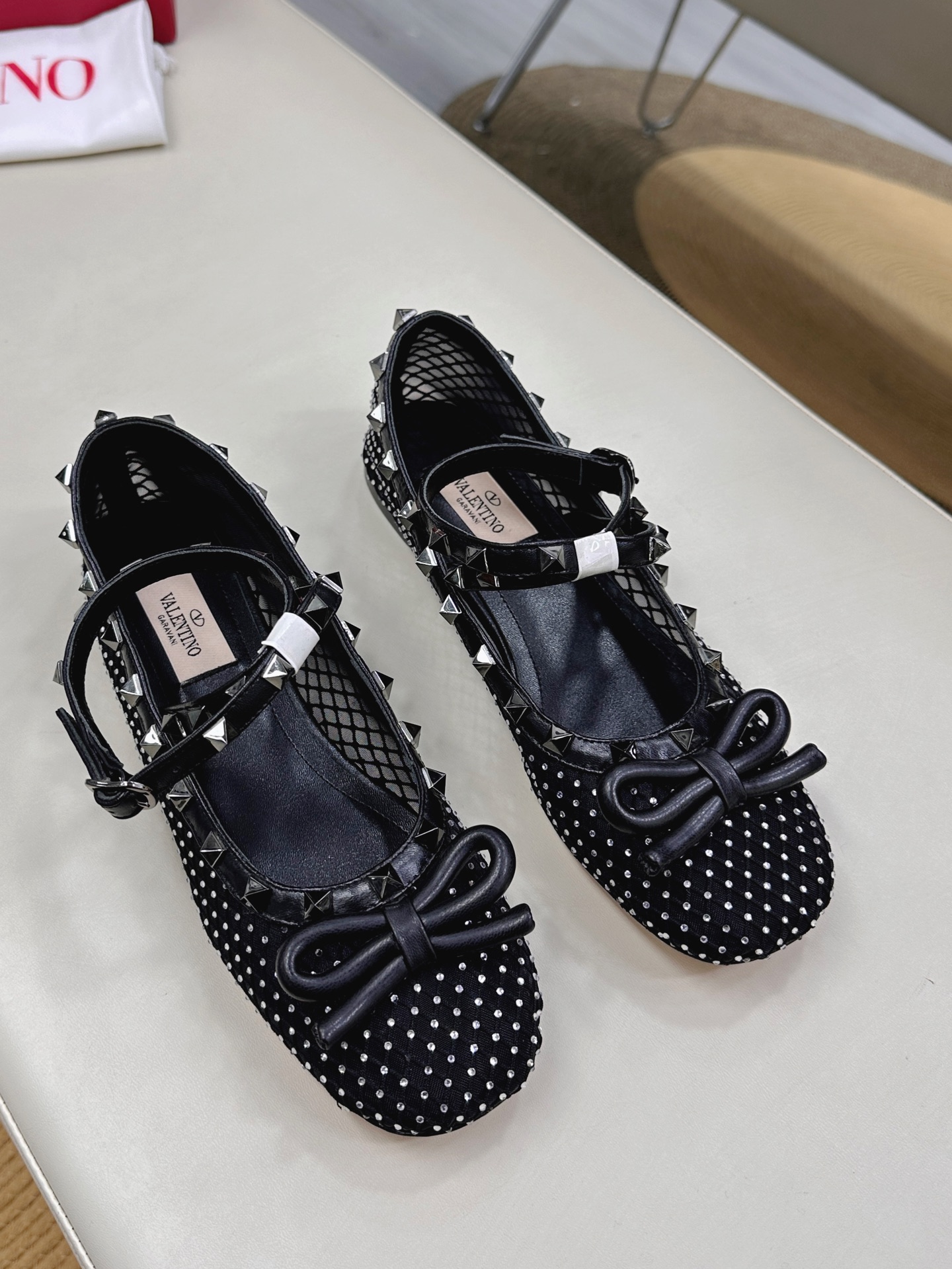 Valentino Ballet Shoes: Classic Rockstud Elements in Elegant Designs, New Collection. - 图片 1
