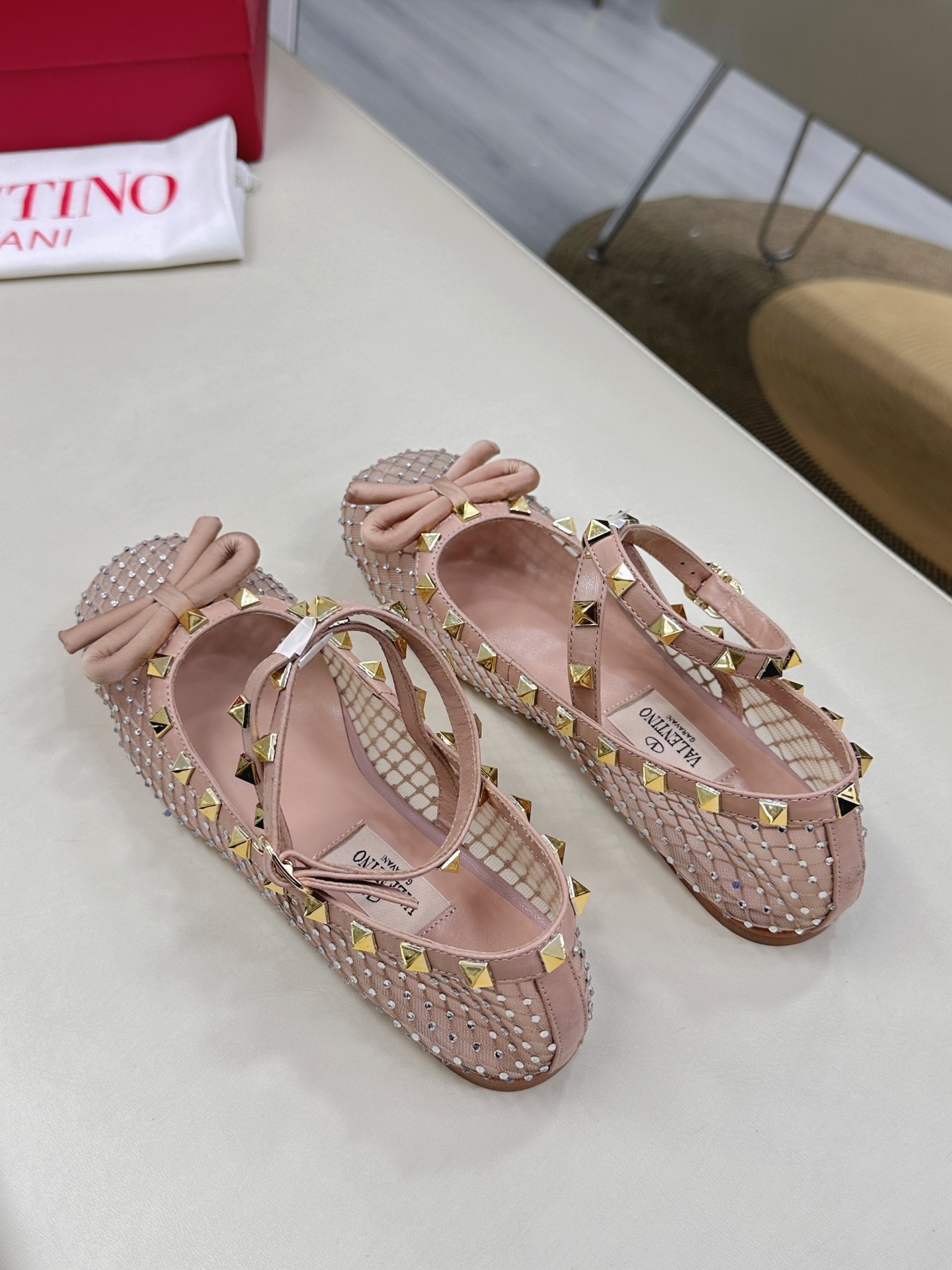 Valentino Garavani Ballet Shoes: Classic Rockstud Elements in Elegant Design - 图片 5