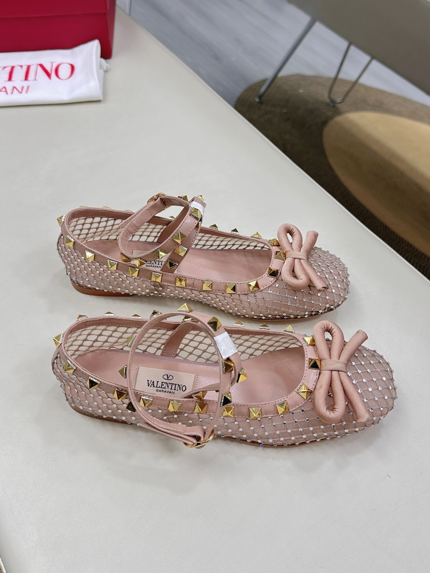 Valentino Garavani Ballet Shoes: Classic Rockstud Elements in Elegant Design - 图片 3