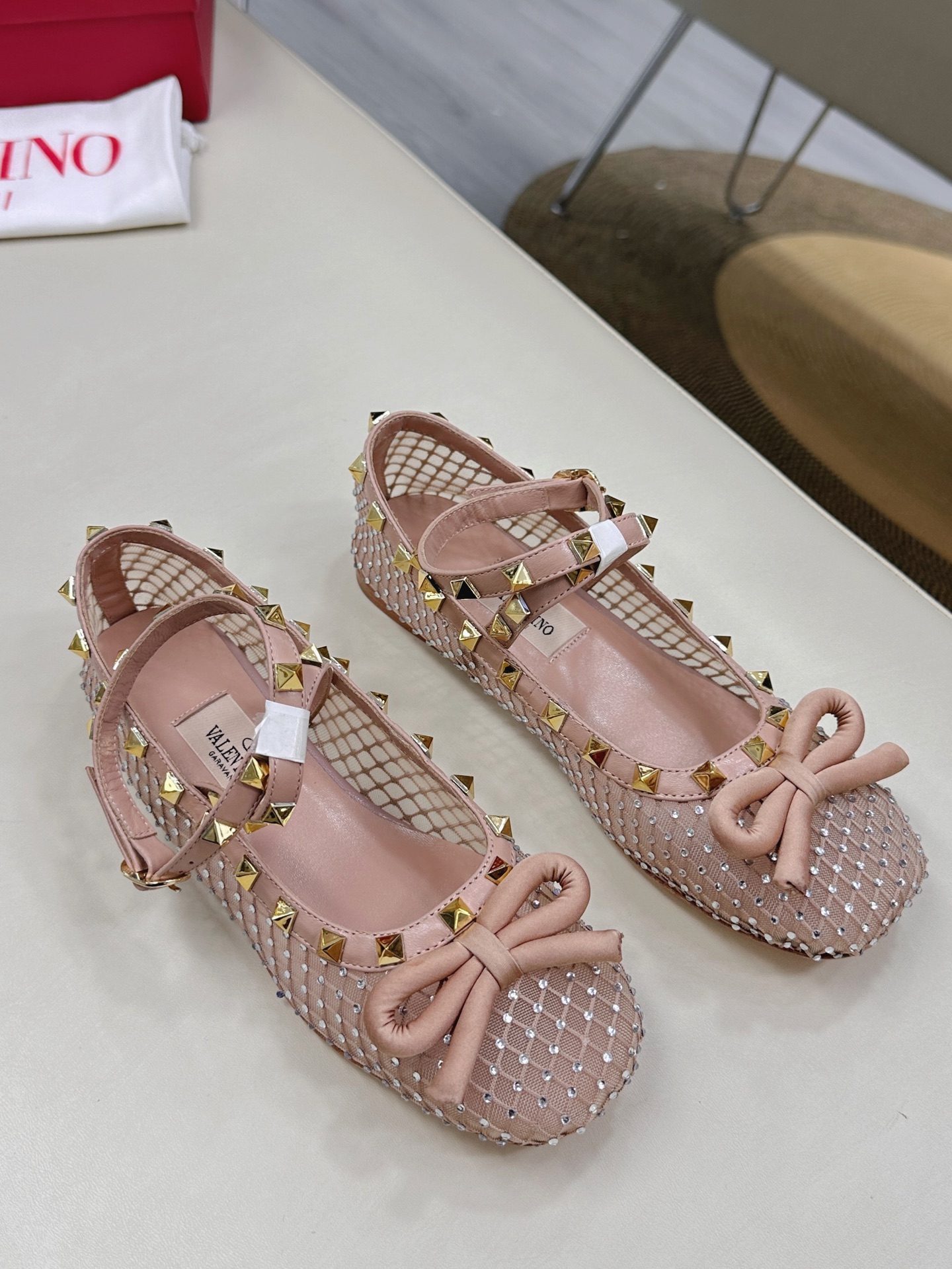 Valentino Garavani Ballet Shoes: Classic Rockstud Elements in Elegant Design - 图片 4