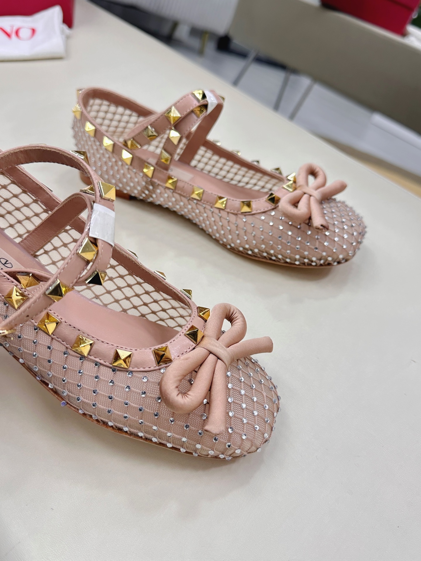 Valentino Garavani Ballet Shoes: Classic Rockstud Elements in Elegant Design - 图片 6