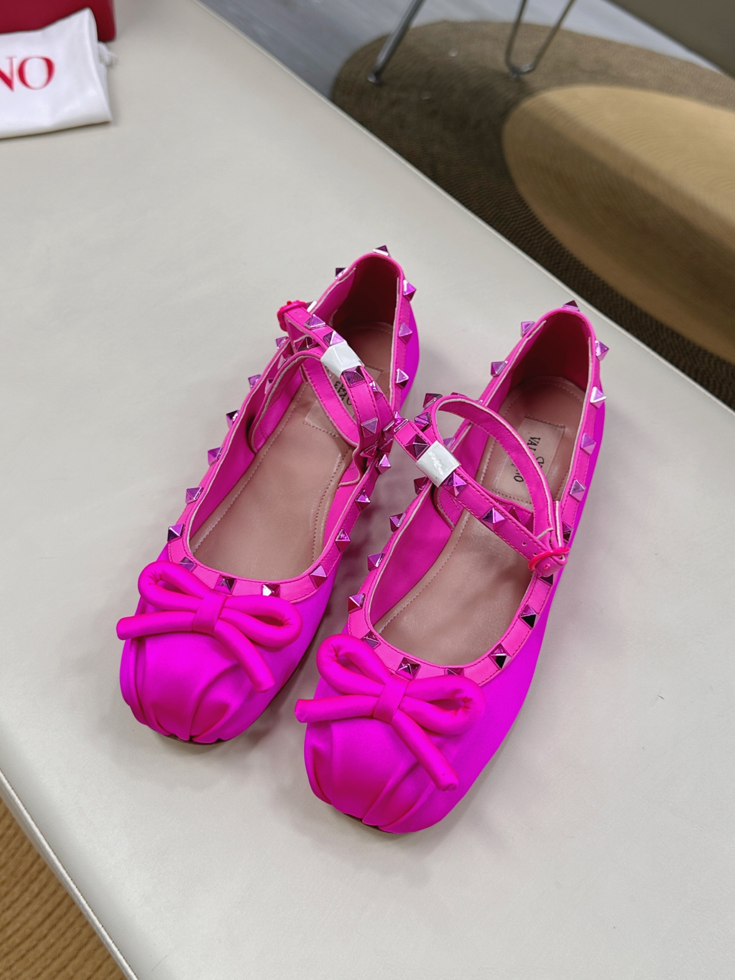 NO:391500,VALENTINO GARAVABI - Ballet Shoes with Satin Bow-decorated Flat Shoes【】 ●━━━━━━━━━──────────────────────────────────────────────────────────────────────────────────────────────────────────────────────────────────────────────────────  Pugh also interprets one of the ballet shoes in the image photos. Today, with Meiyang Haigo bouluxury, it feels its charm through fashionable image photos. ●━━━━━━━━━━━━━━━─────────────────────────────────────────────────────────────────────────────────────────────────────────────────────────────────────────────�  ●━━━━━━━───────, ballet shoes, valentino, flats, cowhide, sheepskin, real silk19860909VALENTINO GARAVABI——柳丁缎面蝴蝶结饰芭蕾鞋平底鞋【】 ●━━━━━━──────顶级版本、欢迎比对. 专柜新品.网红街拍都爱搭配的腔调单品哦~ 在Balletcore重回流行的穿搭趋势之下,芭蕾舞鞋又再度成为人气鞋履.我们可以在各大品牌的单品之中看见许多不同设计款式的芭蕾舞鞋.在Valentino新季之中我们更是看见了将Valentino非常经典Rockstud系列的「铆钉」元素融入在芭蕾舞鞋的设计之中.让Valentino的新款芭蕾舞鞋融合着优雅与型格,接下新任品牌代言人的Florence Pugh也在形象照之中抢先诠释其中的一款芭蕾舞鞋,今日和美洋海购bouluxury一起透过时尚的形象照感受到它的魅力. ●━━━━━━────── 面料牛皮/漆皮/真丝/网钻 ●━━━━━━────── 内里全粒面羊皮 ●━━━━━━────── 大底意大利真皮 ●━━━━━━────── 配色【真丝荧光粉】多色可选 ●━━━━━━────── 跟高平底芭蕾舞鞋 ●━━━━━━────── 配码35 -39（34 40 41定做不退换） ●━━━━━━────── 包装专柜同步包装 ●━━━━━━─────,芭蕾舞鞋,valentino,flats,cowhide,sheepskin,real silk,Women's Shoes