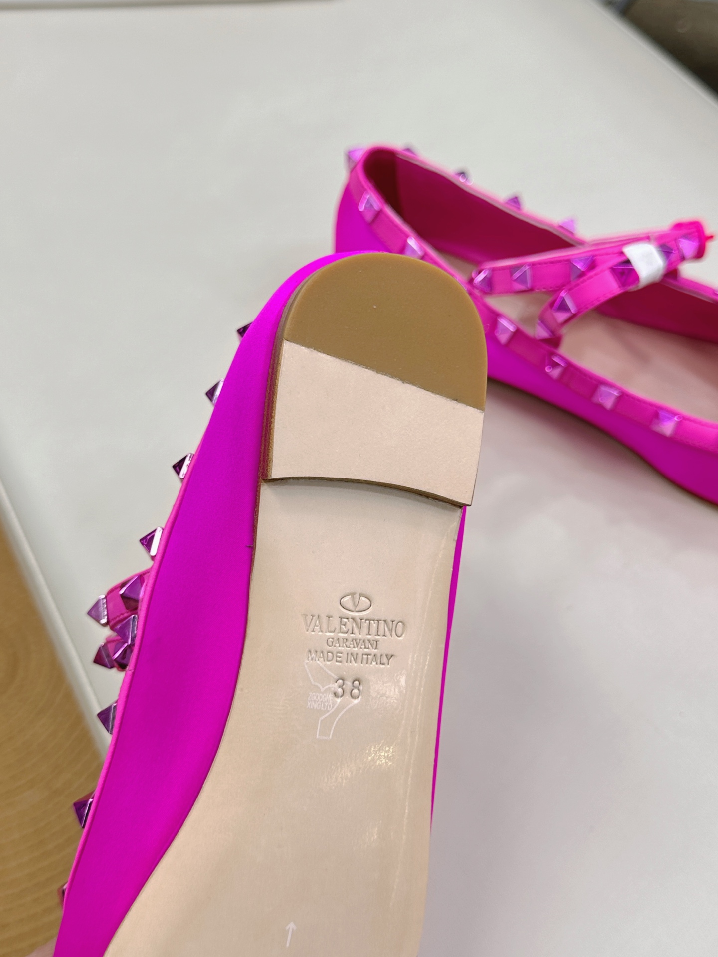 Valentino Ballet Shoes: Classic Rockstud Elements with Elegant Design by Florence Pugh - 图片 9