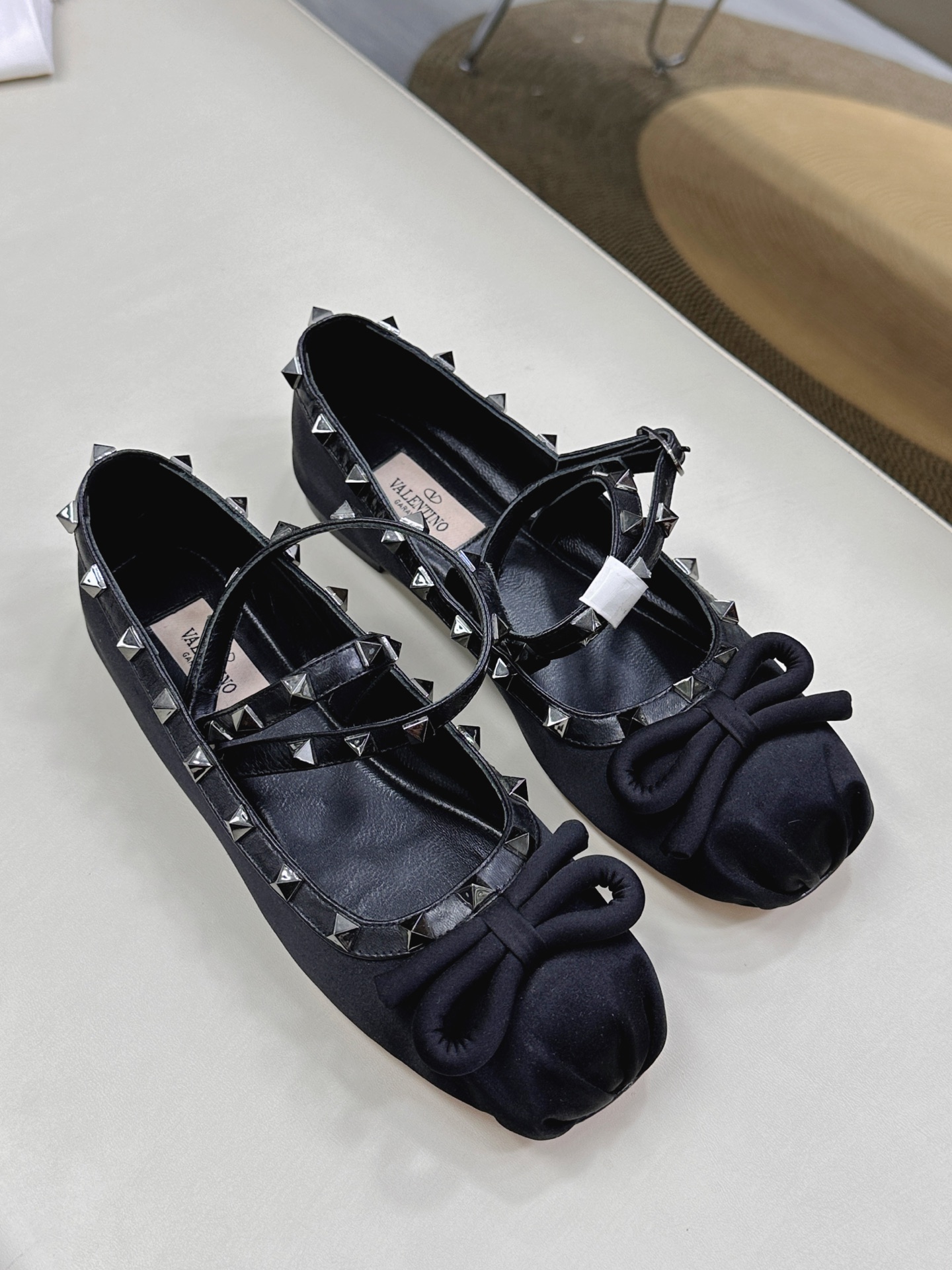 Valentino’s New Ballet Shoes Collection with Classic Rockstud Elements - 图片 3