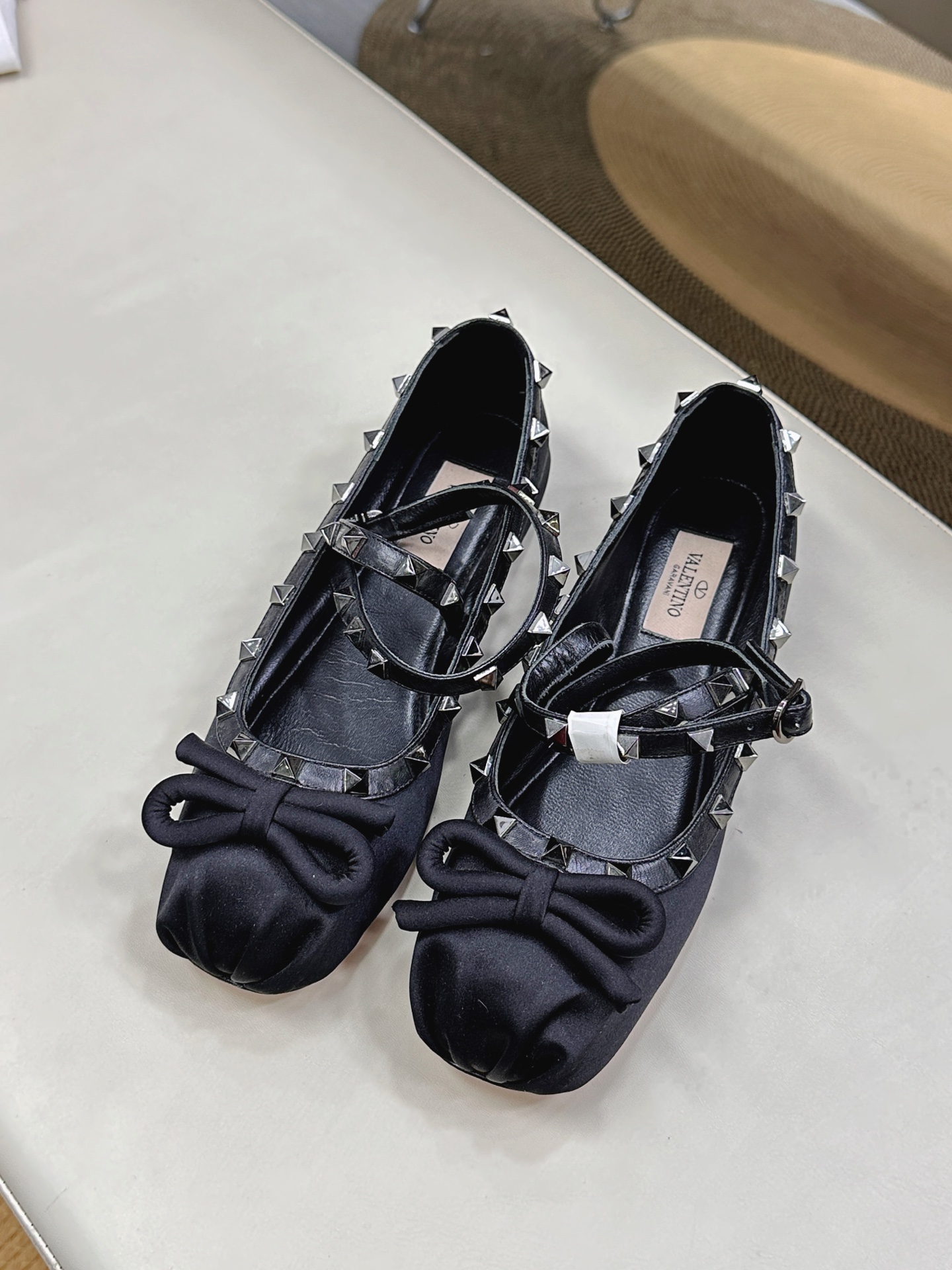 Valentino’s New Ballet Shoes Collection with Classic Rockstud Elements - 图片 1