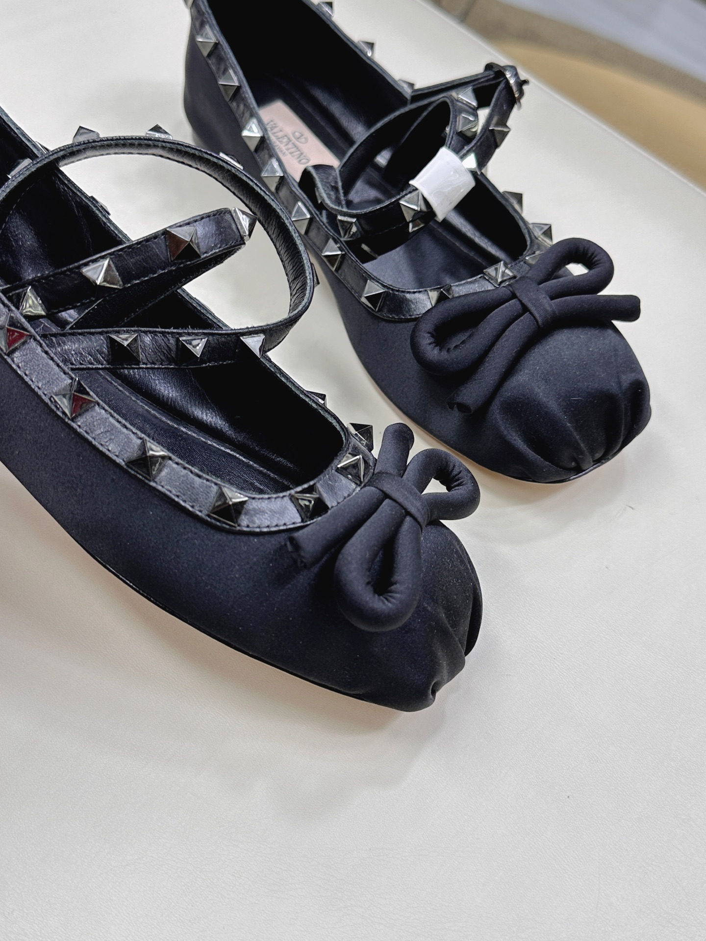 Valentino’s New Ballet Shoes Collection with Classic Rockstud Elements - 图片 6