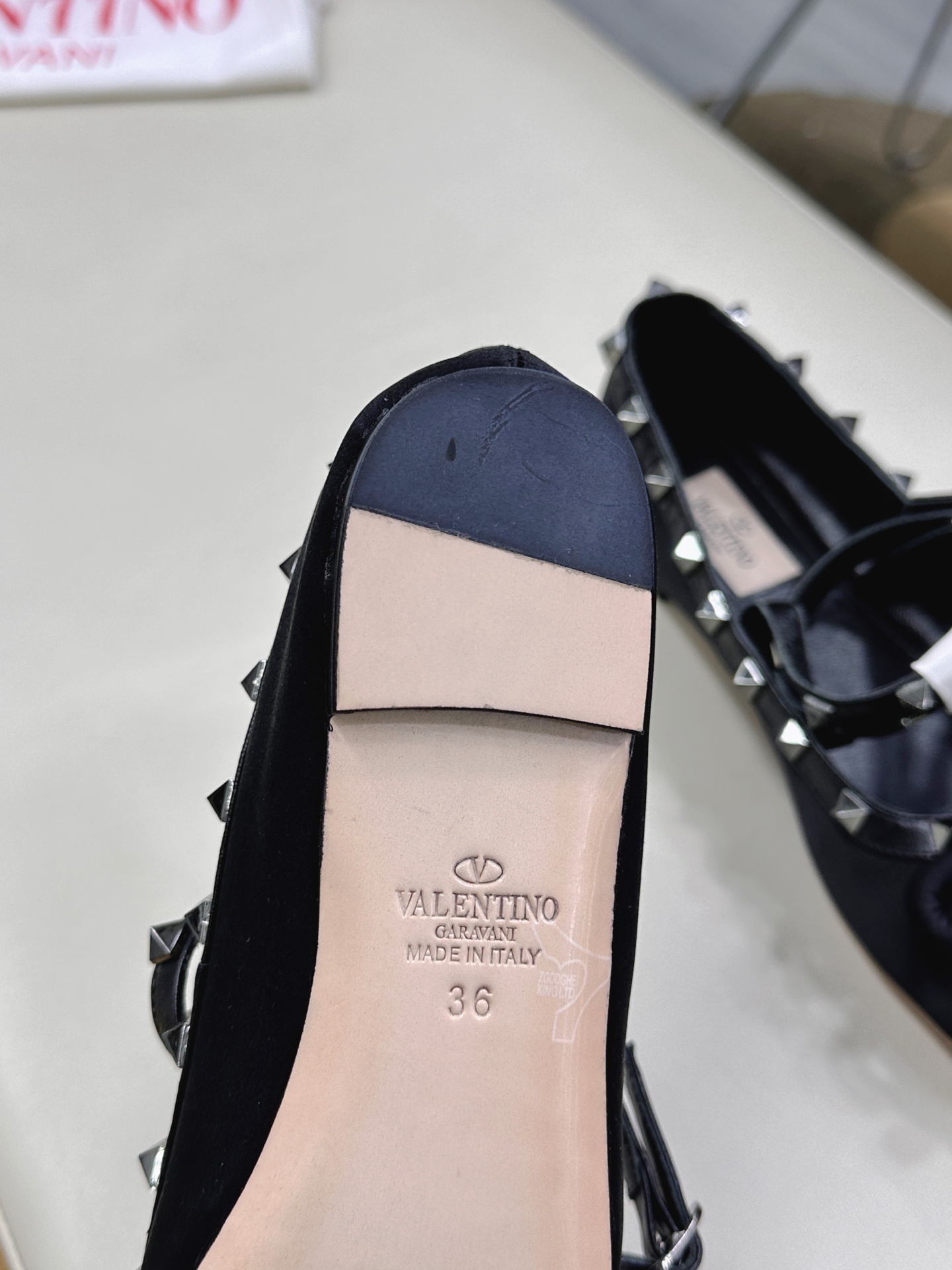 Valentino’s New Ballet Shoes Collection with Classic Rockstud Elements - 图片 8