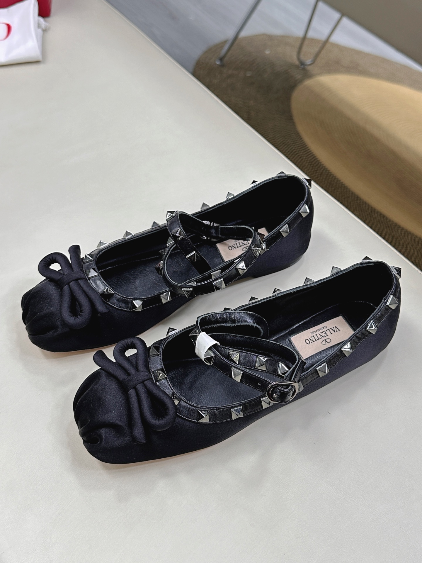 Valentino’s New Ballet Shoes Collection with Classic Rockstud Elements - 图片 2