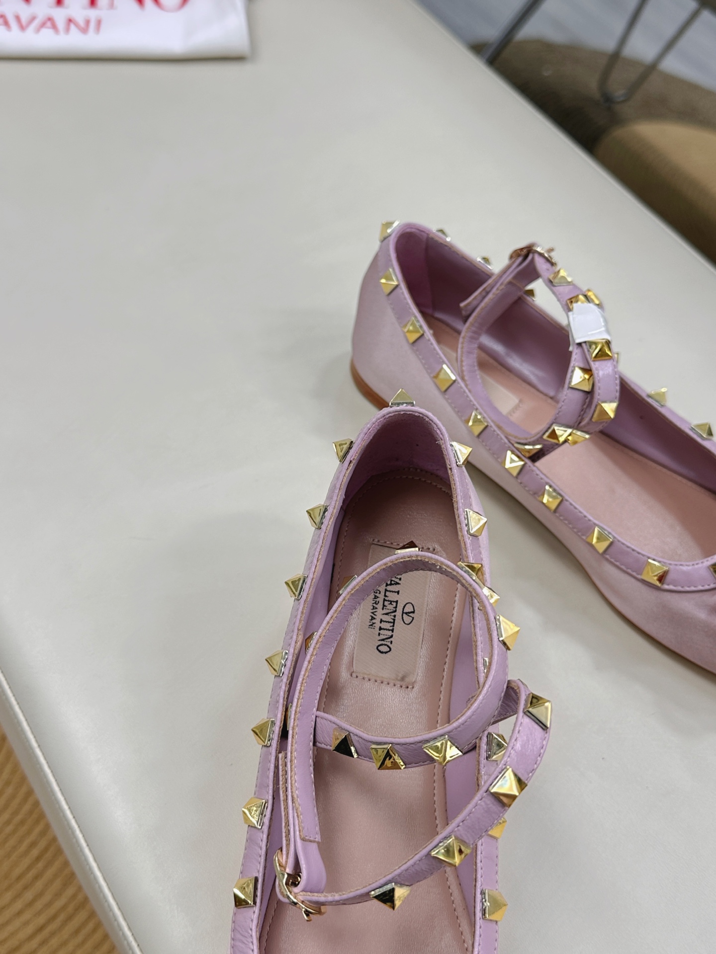 Valentino Garavani Ballet Shoes: Classic Rockstud Elements in New Collection - 图片 7