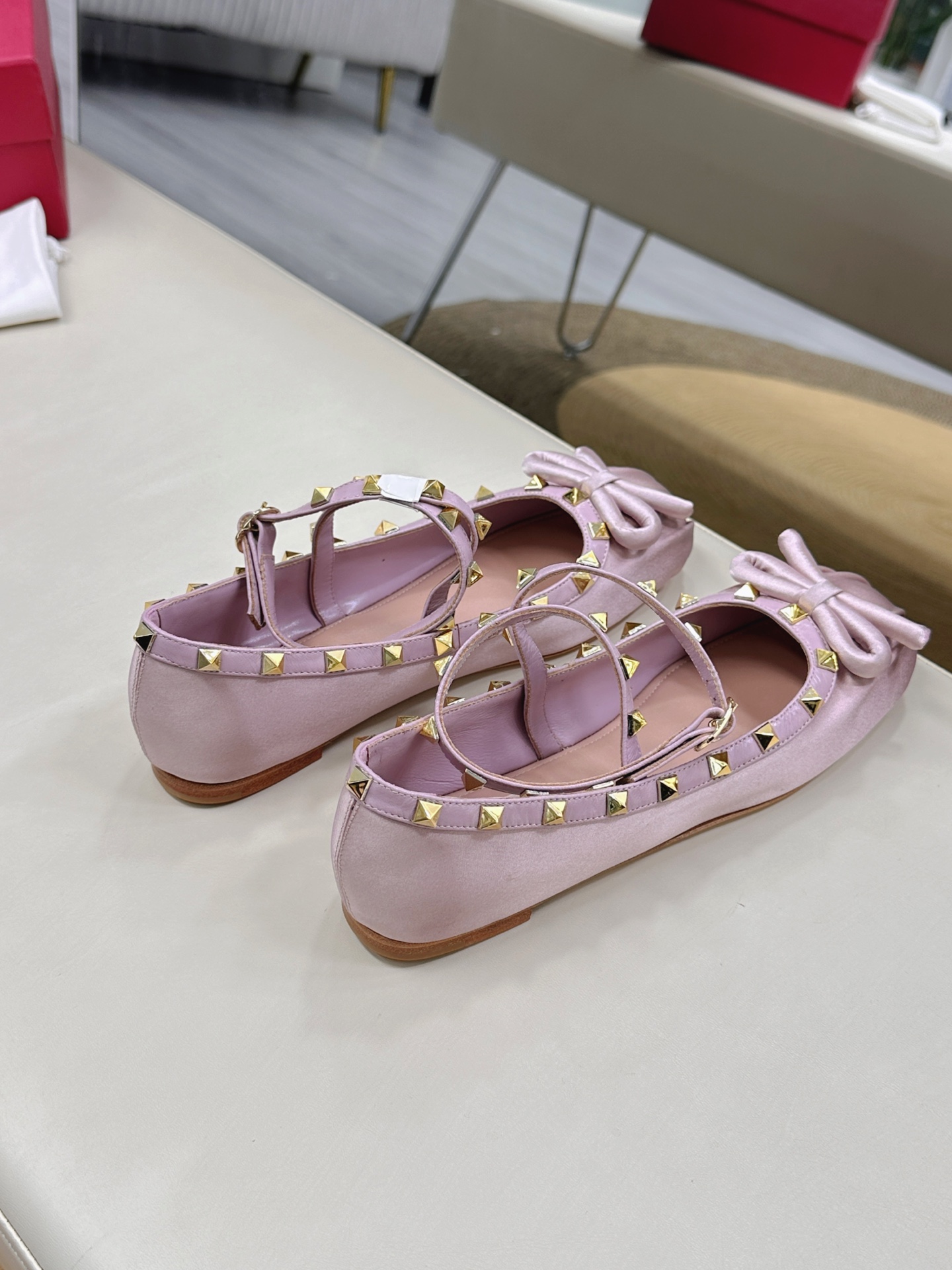 Valentino Garavani Ballet Shoes: Classic Rockstud Elements in New Collection - 图片 4