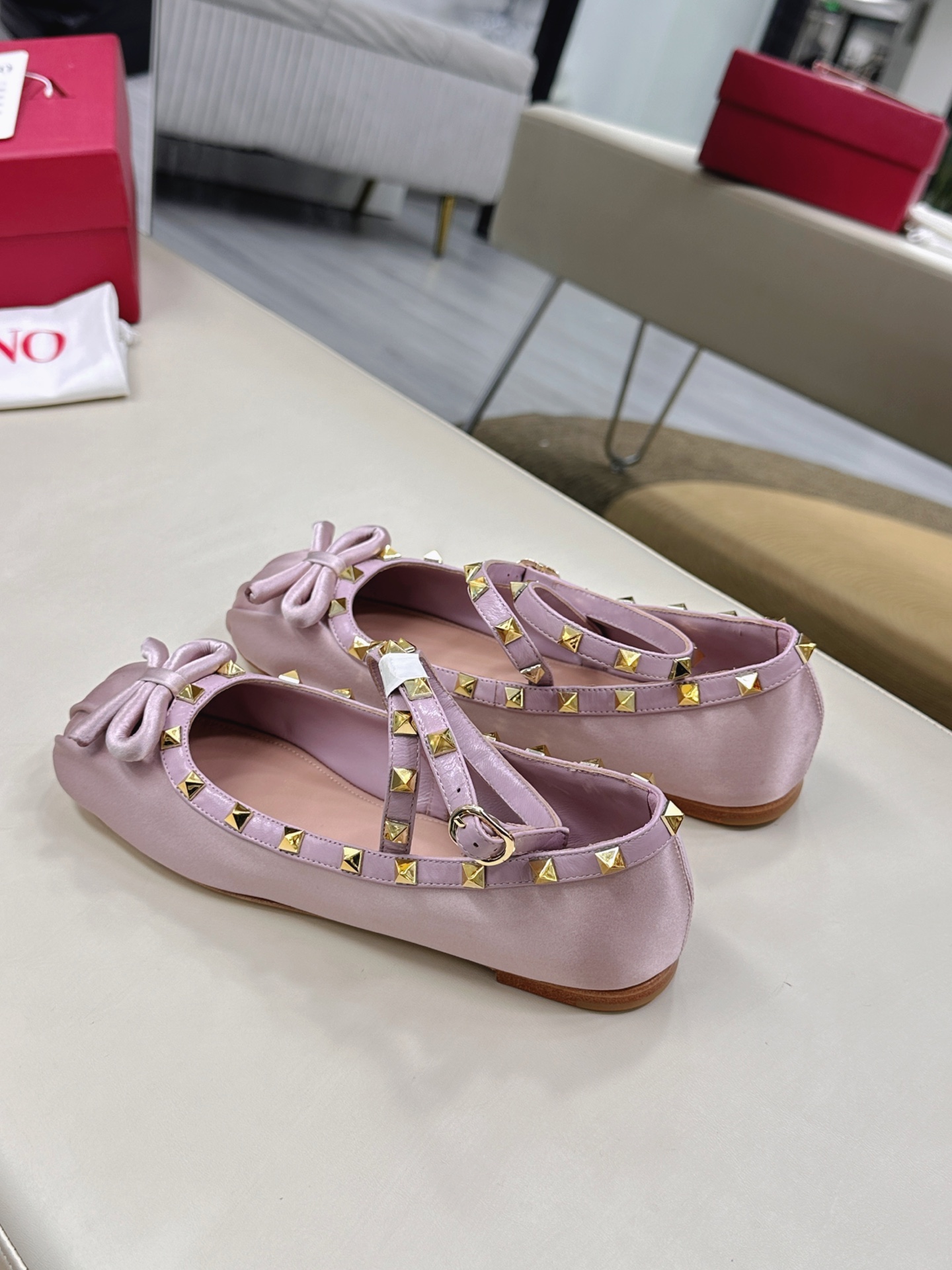 Valentino Garavani Ballet Shoes: Classic Rockstud Elements in New Collection - 图片 5