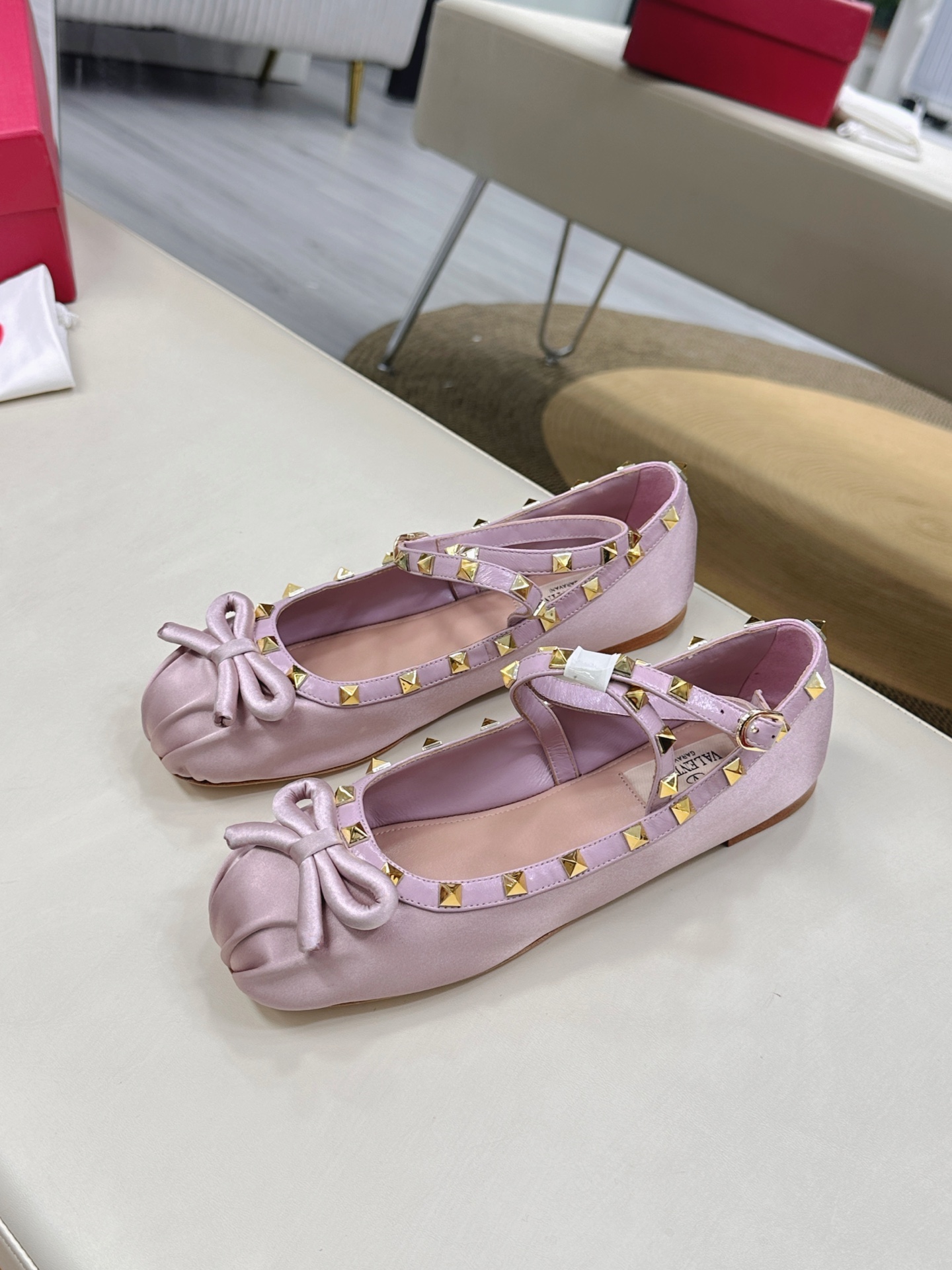 Valentino Garavani Ballet Shoes: Classic Rockstud Elements in New Collection - 图片 3