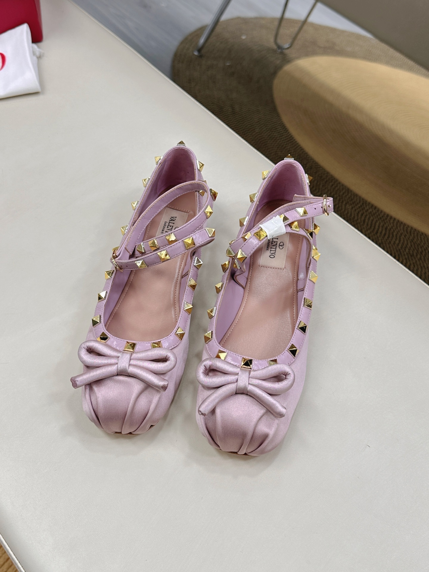 Valentino Garavani Ballet Shoes: Classic Rockstud Elements in New Collection - 图片 1